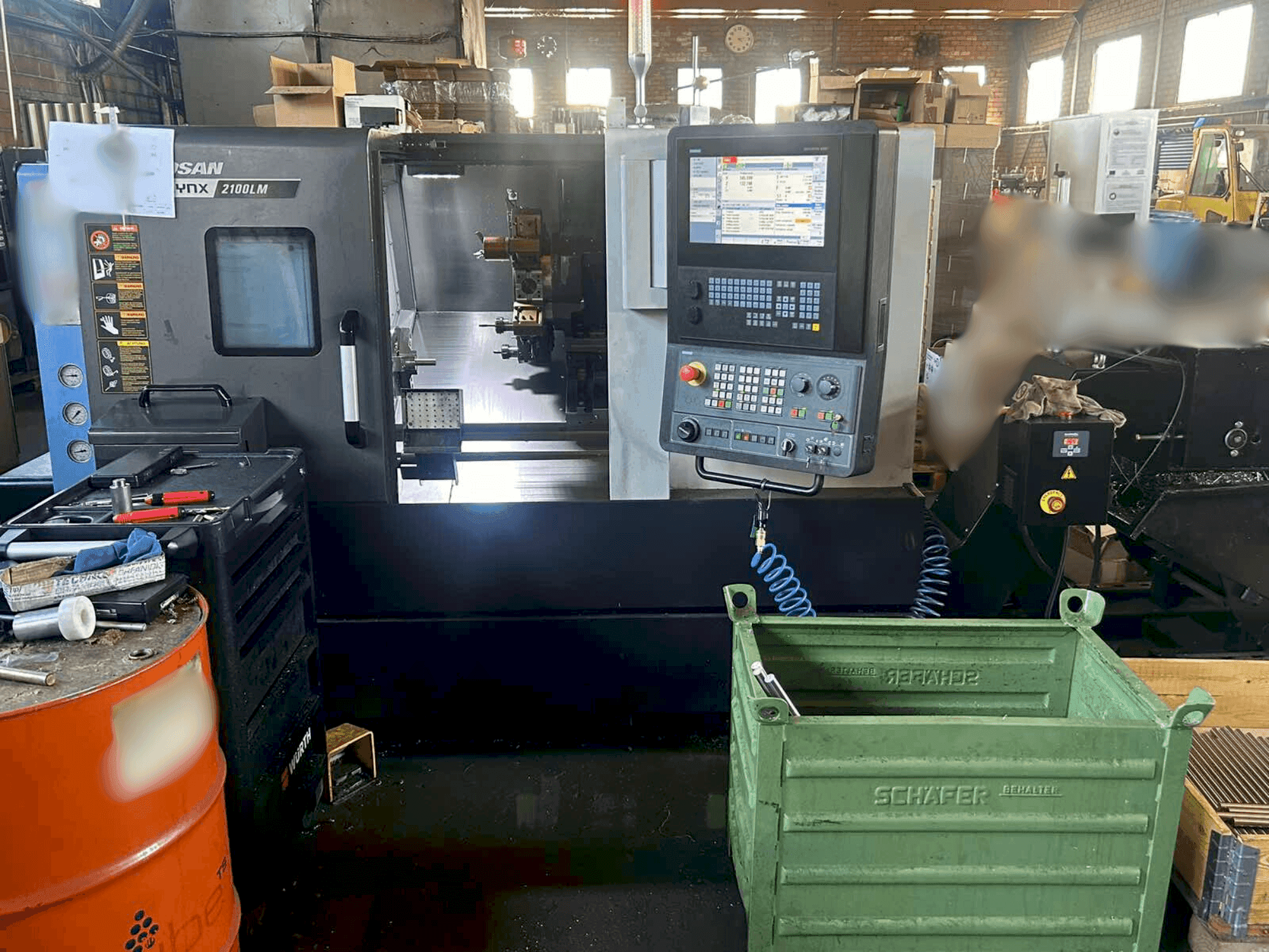 Vooraanzicht van DOOSAN LYNX 2100 LMB machine