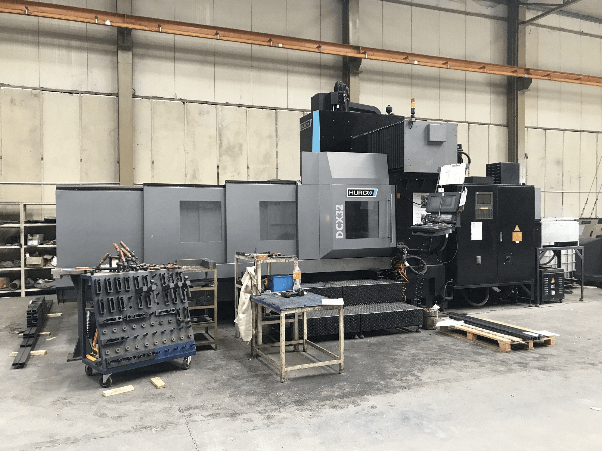 Vooraanzicht van Hurco DCX32/50T machine