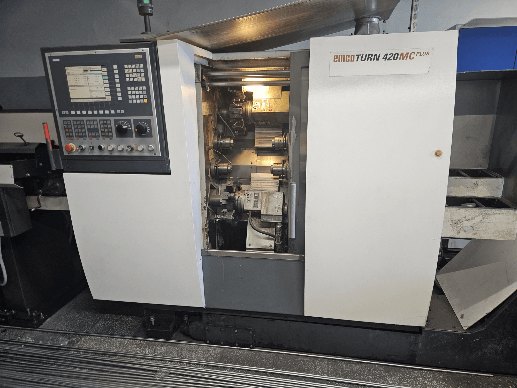 EMCO TURN 420 MC Plus meerspillige machine, vooraanzicht met bedieningspaneel en interne componenten.