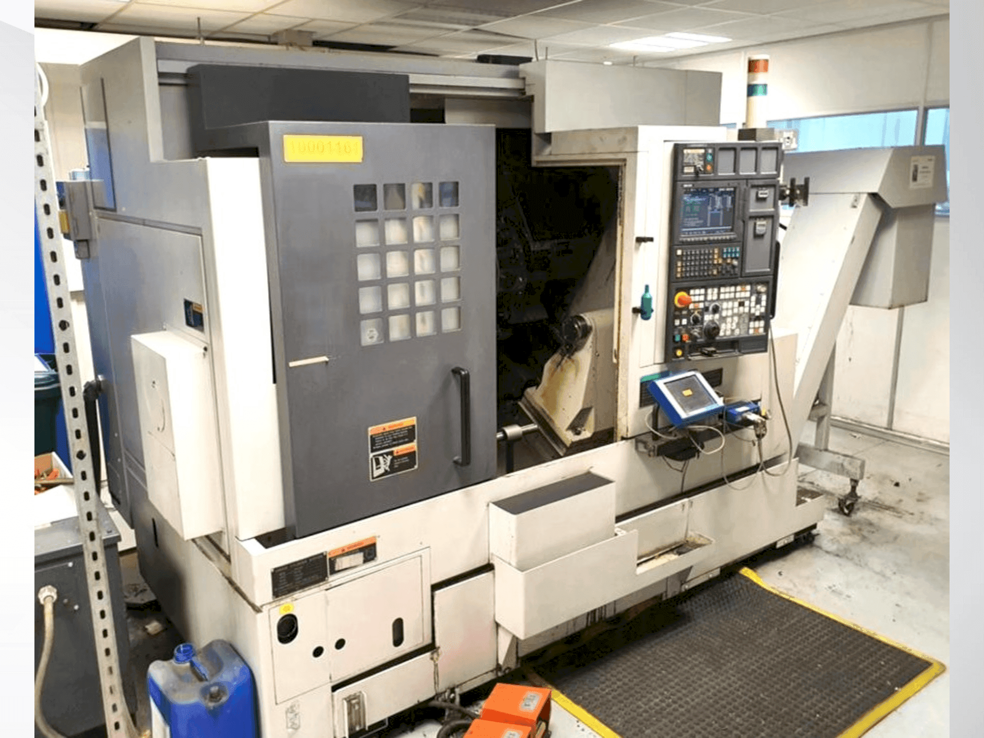 Vooraanzicht van MORI SEIKI 2009 machine