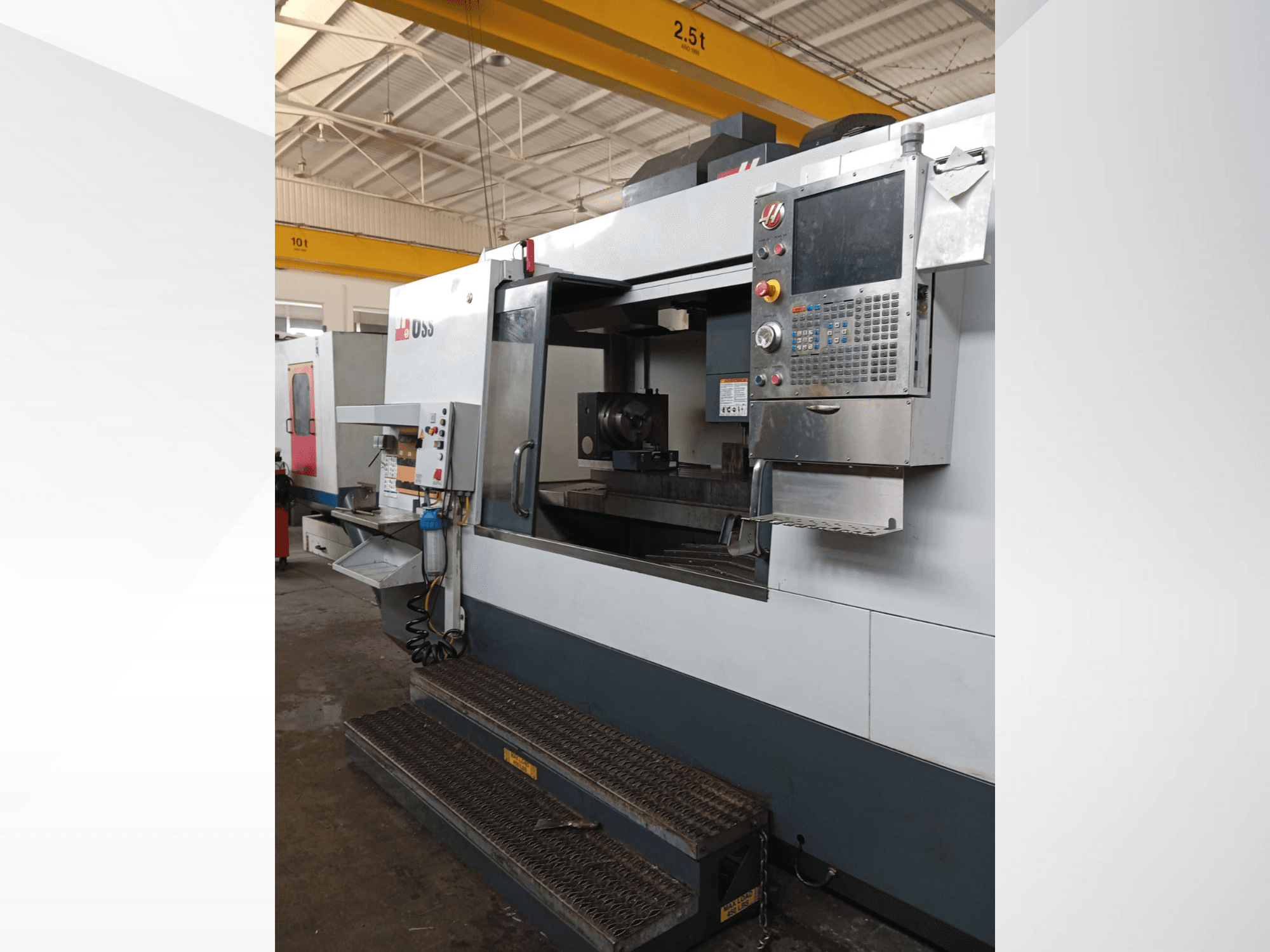 Haas CNC freesmachine, vooraanzicht, met bedieningspaneel, werkgebied en gedetailleerde stappen voor toegang.