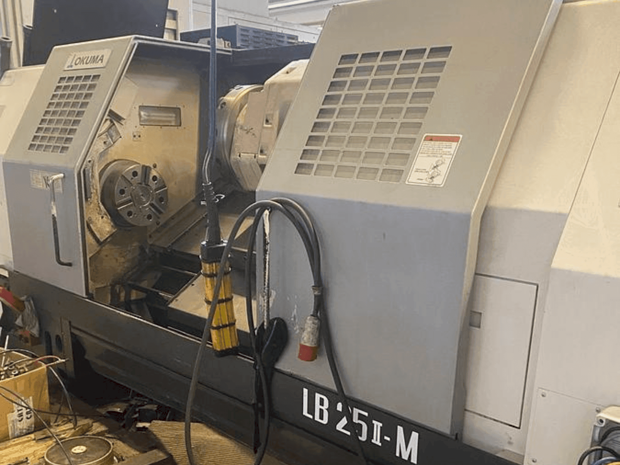 Vooraanzicht van Okuma LB 25 II-M machine