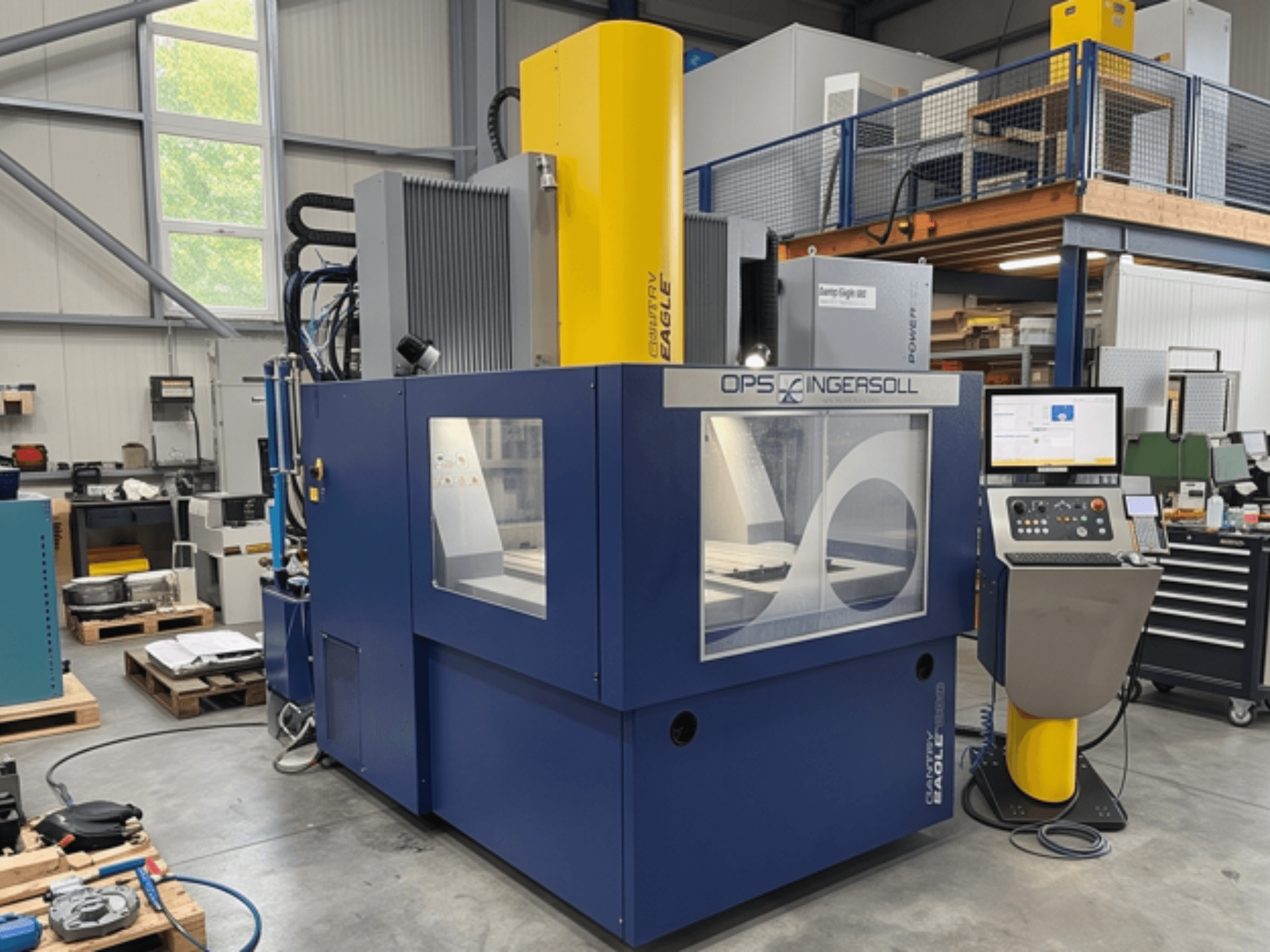 Vooraanzicht van de OPS INGERSOLL Gantry Eagle 1200 Plus zink-EDM-machine, met bedieningspaneel en groot werkgebied.