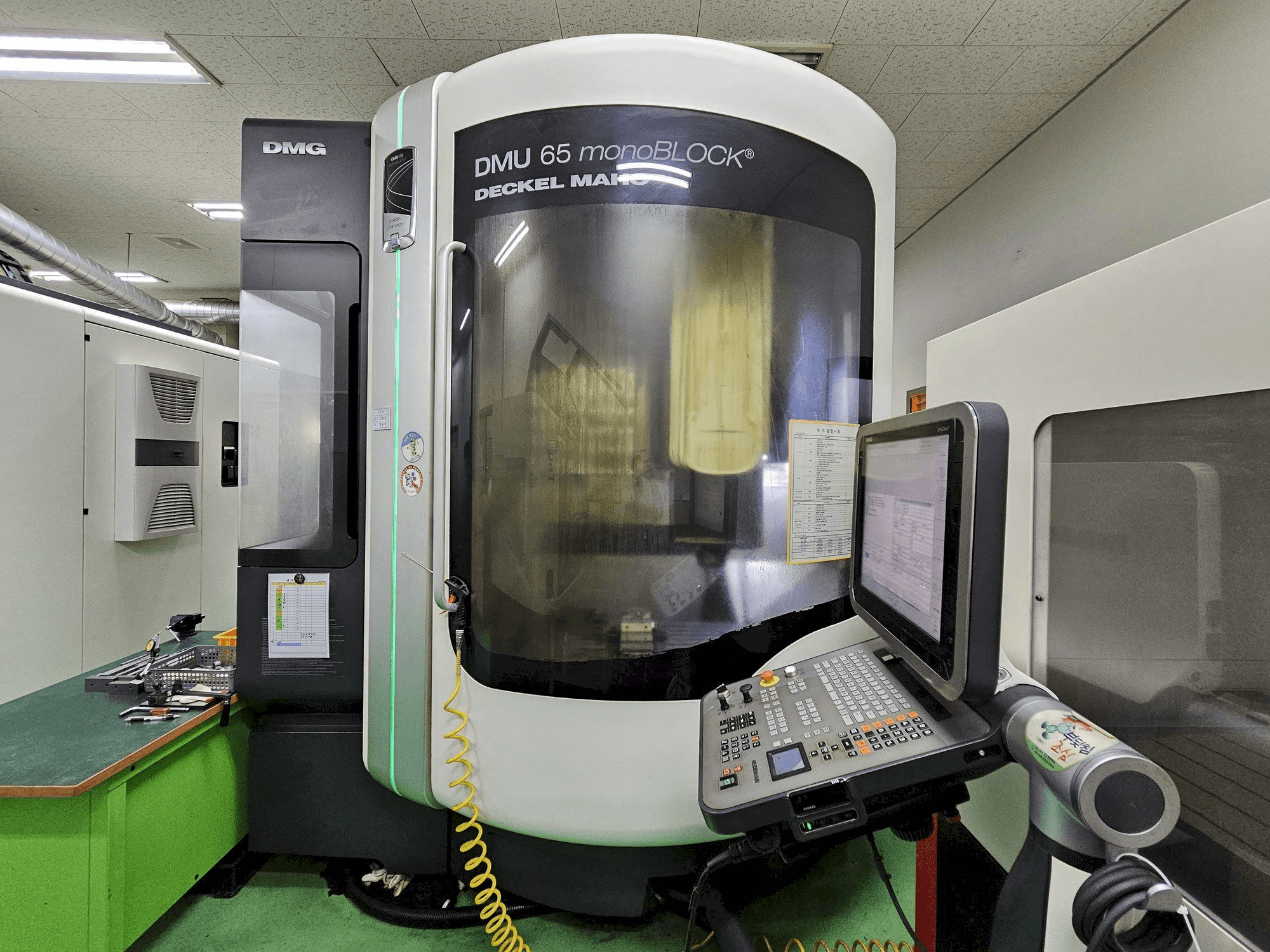 Vooraanzicht van DECKEL MAHO DMU 65 monoBlock machine