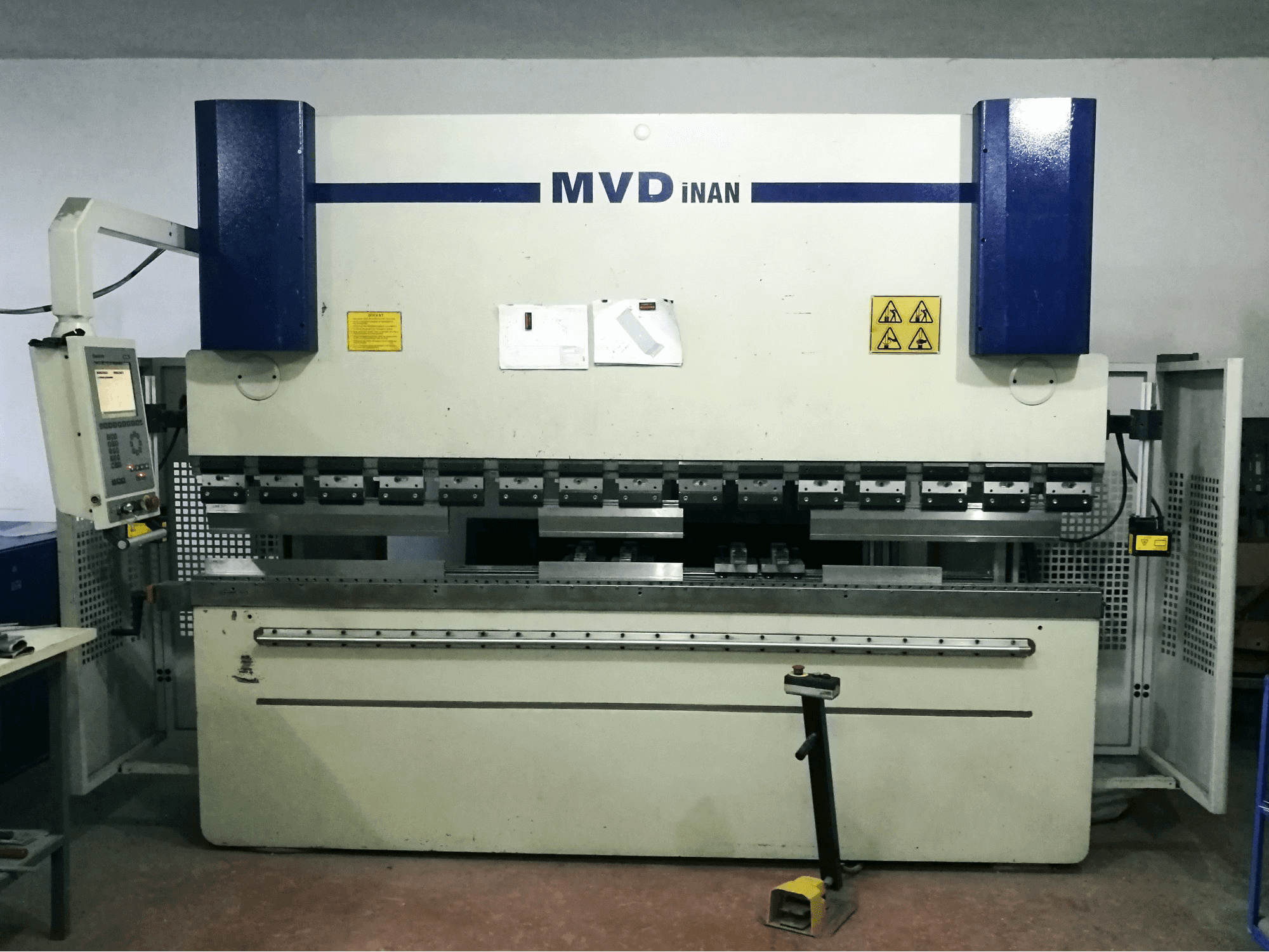 Vooraanzicht van MVD Inan CNC 30/120 machine