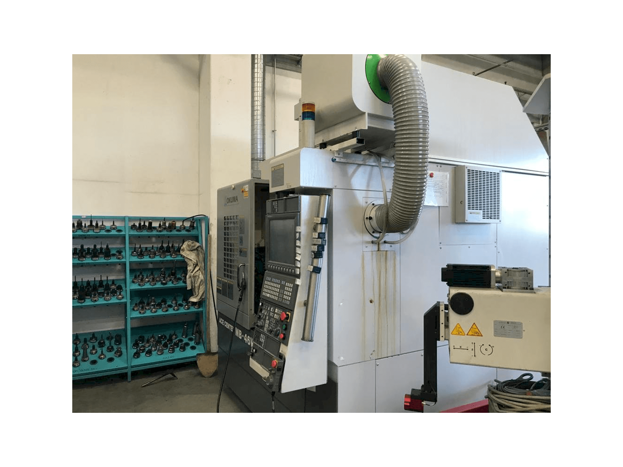 Rechts zijaanzicht van Okuma MB 46 VAE machine