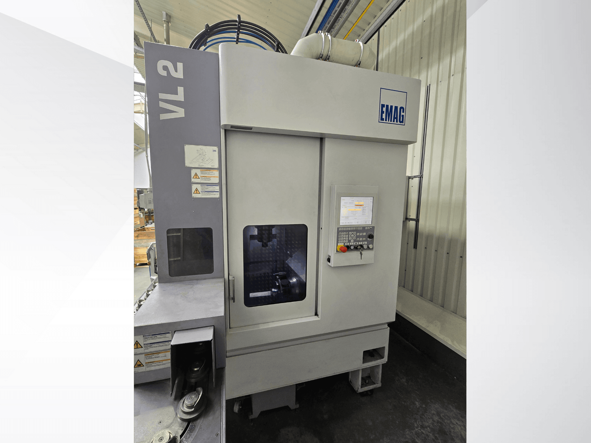 De EMAG VL 2 precisiemachine in vooraanzicht, met een digitaal bedieningspaneel en kijkvenster voor werkingscontroles.