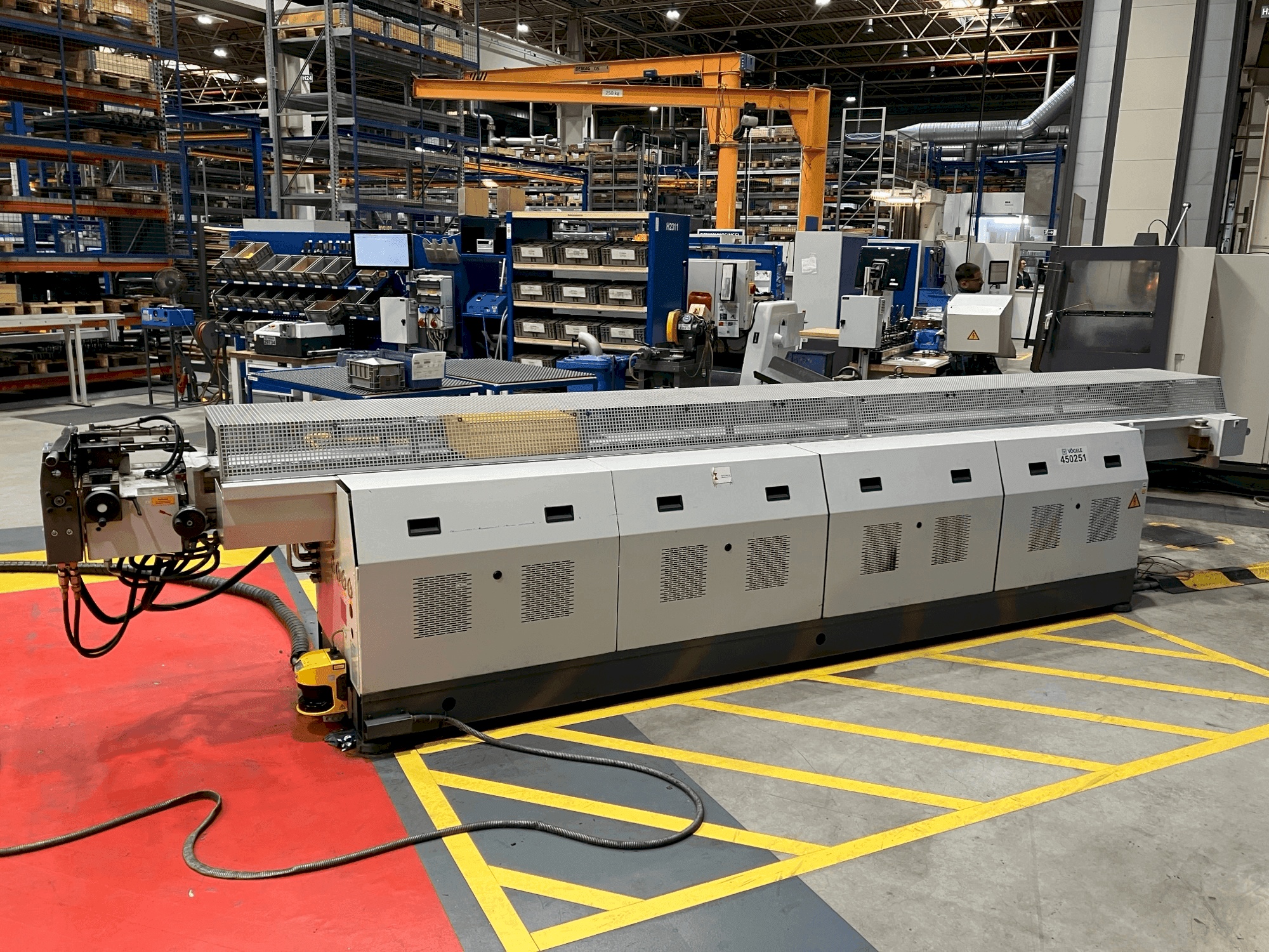 Vooraanzicht van TRACTO-TECHNIK Tubotron 30 CNC machine