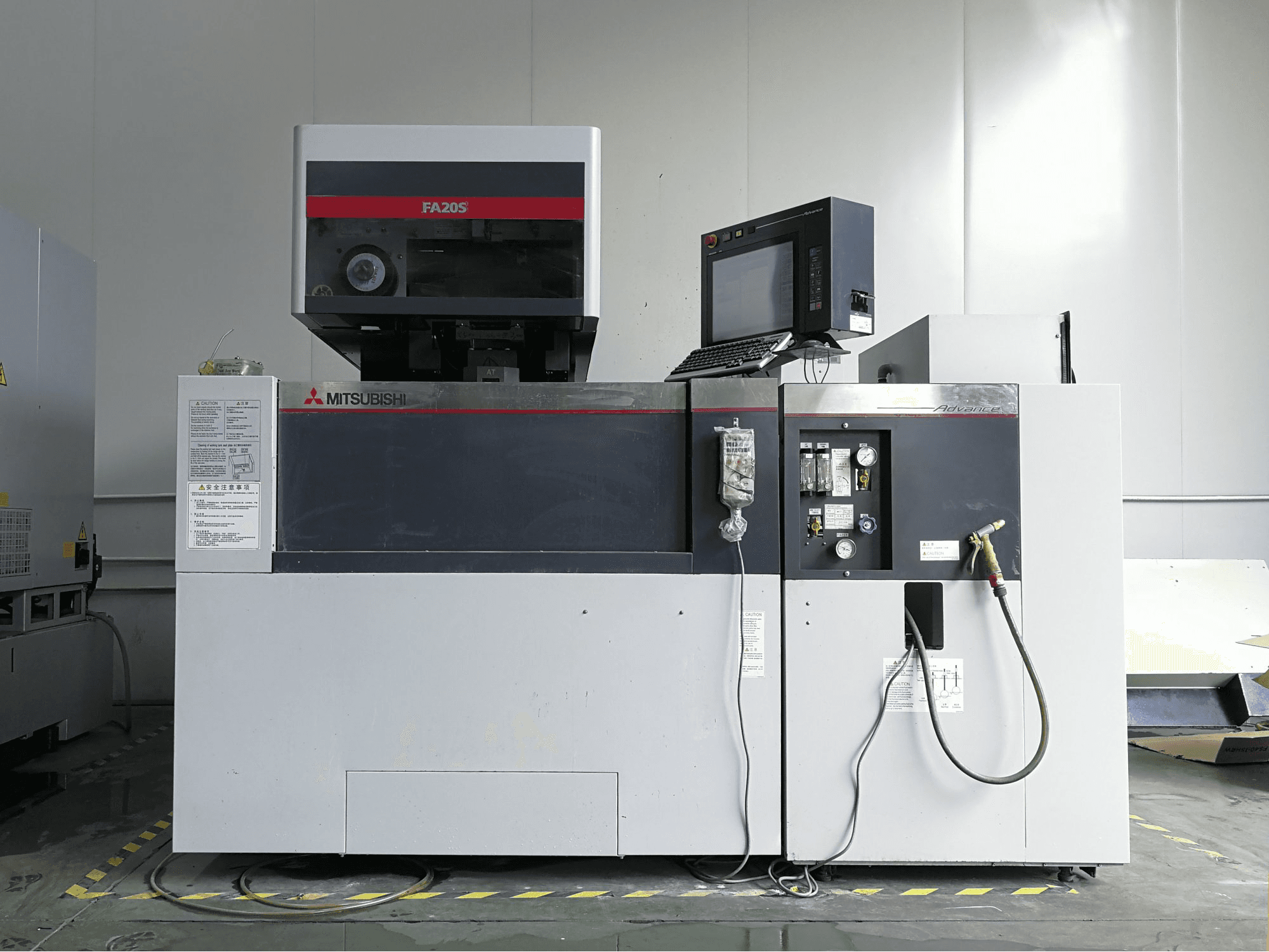 Vooraanzicht van Mitsubishi Electric FA20S machine