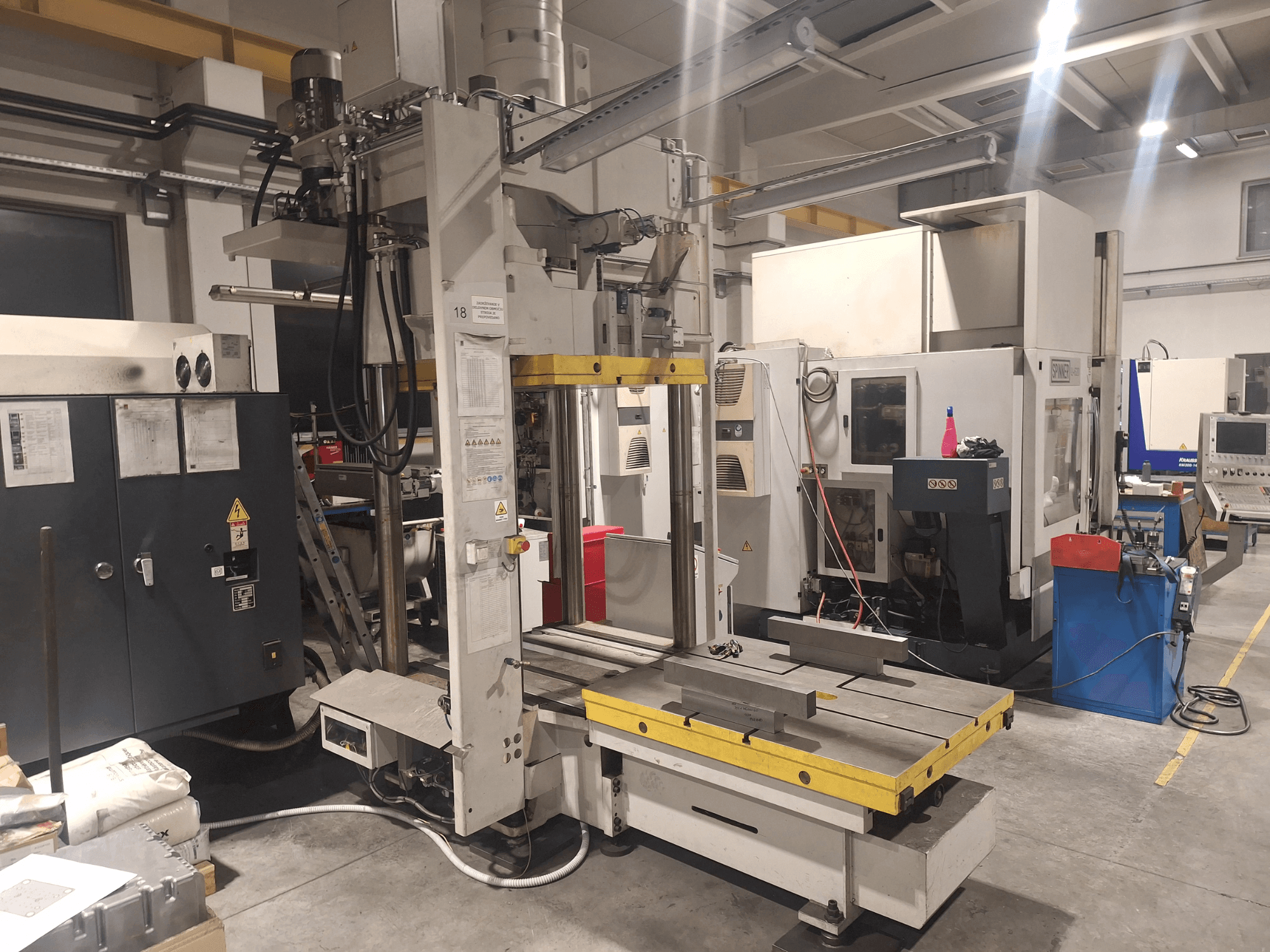 Horizontale freesmachine van Synergic, vooraanzicht; heeft een brede tafel en diverse bedieningspanelen, in een werkplaatsomgeving.