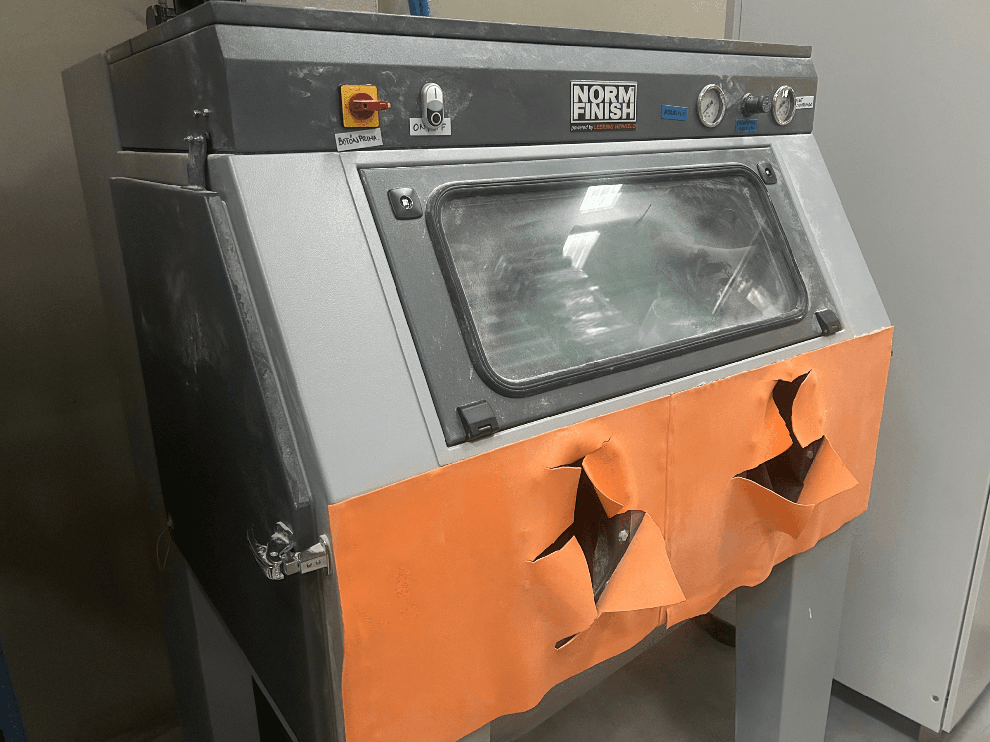 EOS P 396 kunststof 3D printer in grijs, zijaanzicht met versleten oranje cover en zichtbaar bedieningspaneel, stoffige staat.