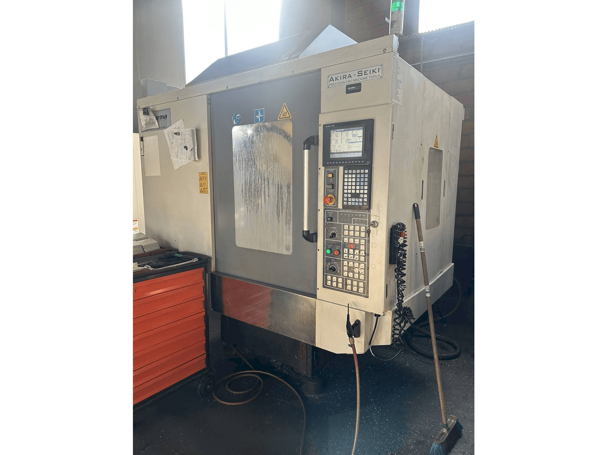 Vooraanzicht van Akira Seiki PC700 machine