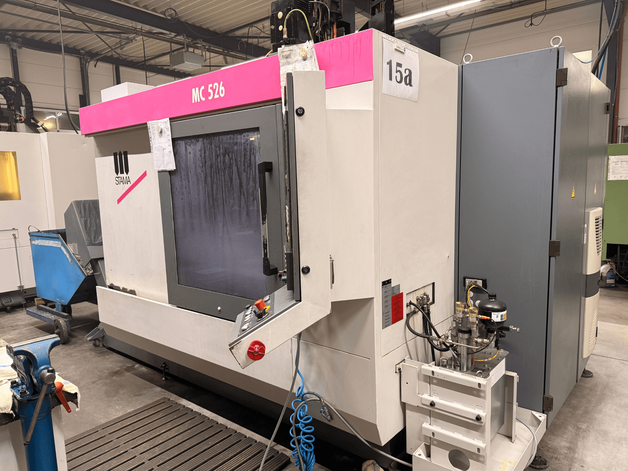 Stama MC 526 bewerkingscentrum in een werkplaats, vooraanzicht, met bedieningspaneel en aangrenzende grijze elektriciteitskast.
