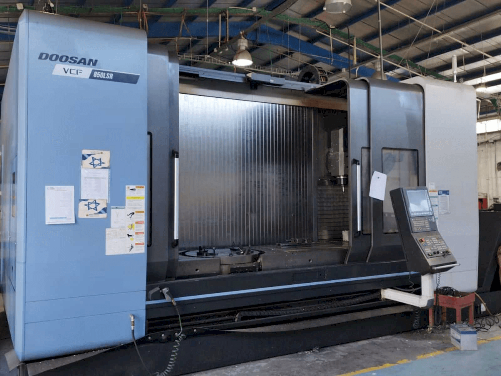 Vooraanzicht van Doosan VCF 850LSR machine