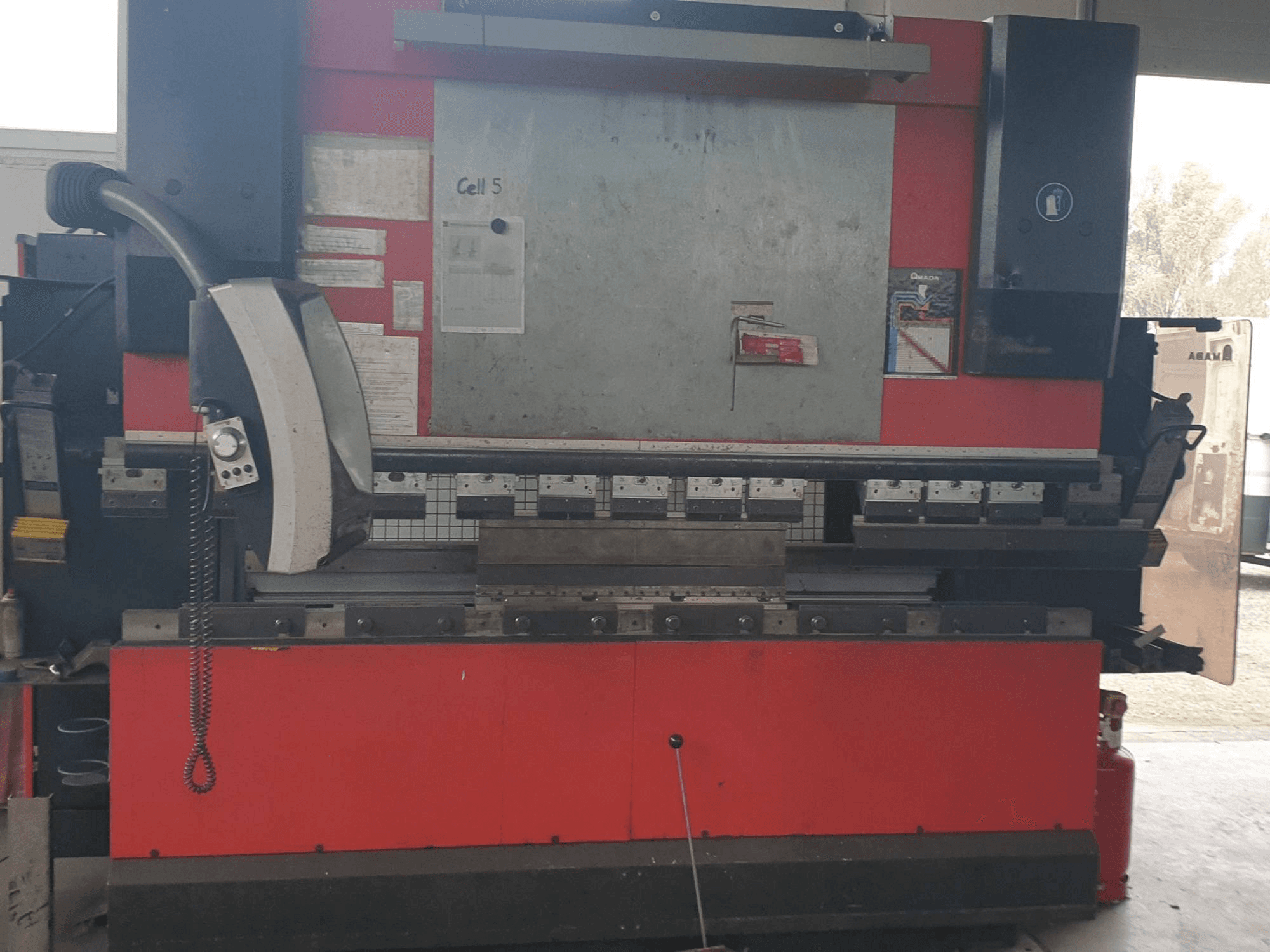 Vooraanzicht van AMADA HFE 8025/7 machine