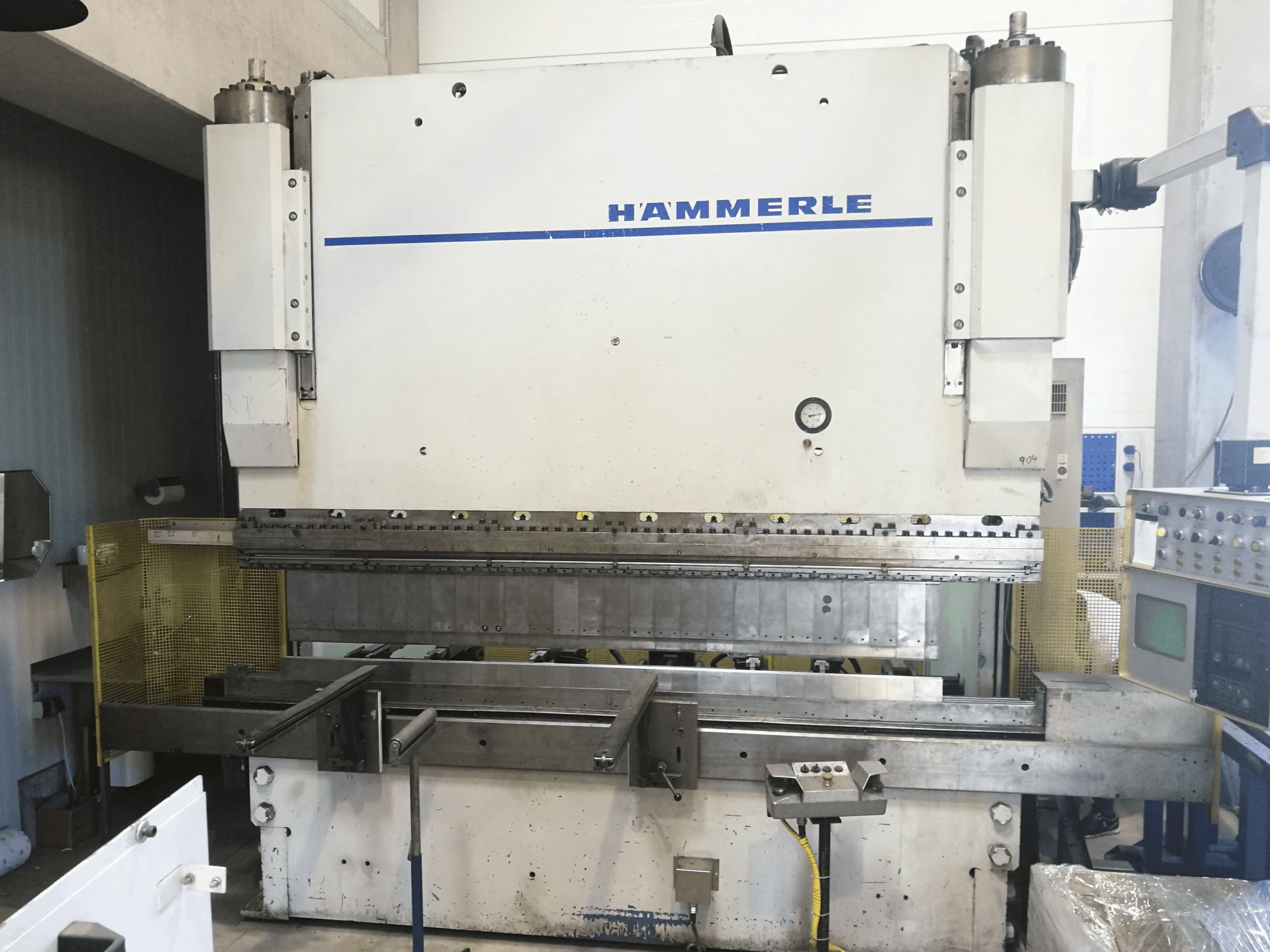 Vooraanzicht van HAEMMERLE AP200-3100 machine