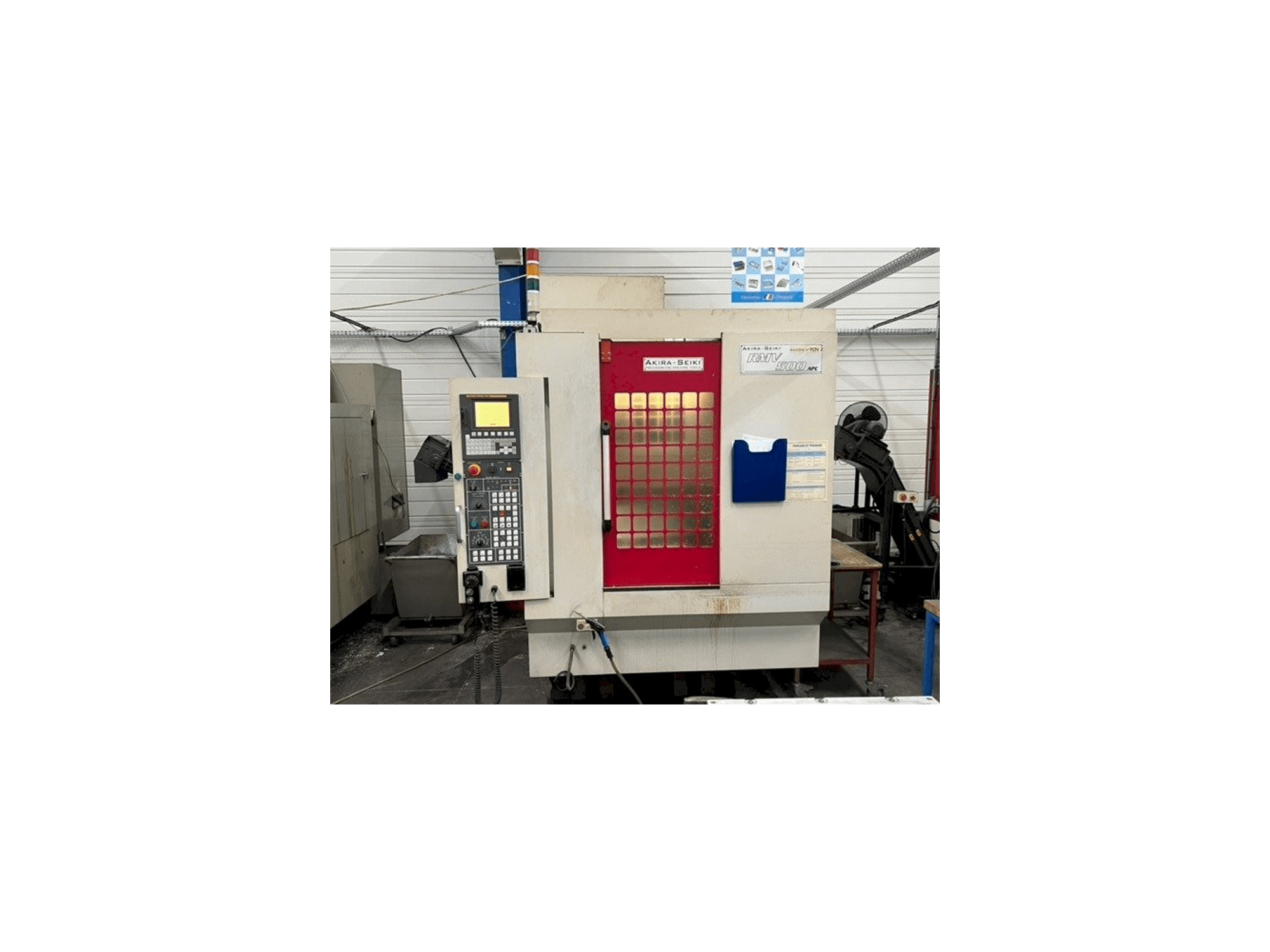 Vooraanzicht van Akira Seiki RMV500 APC machine