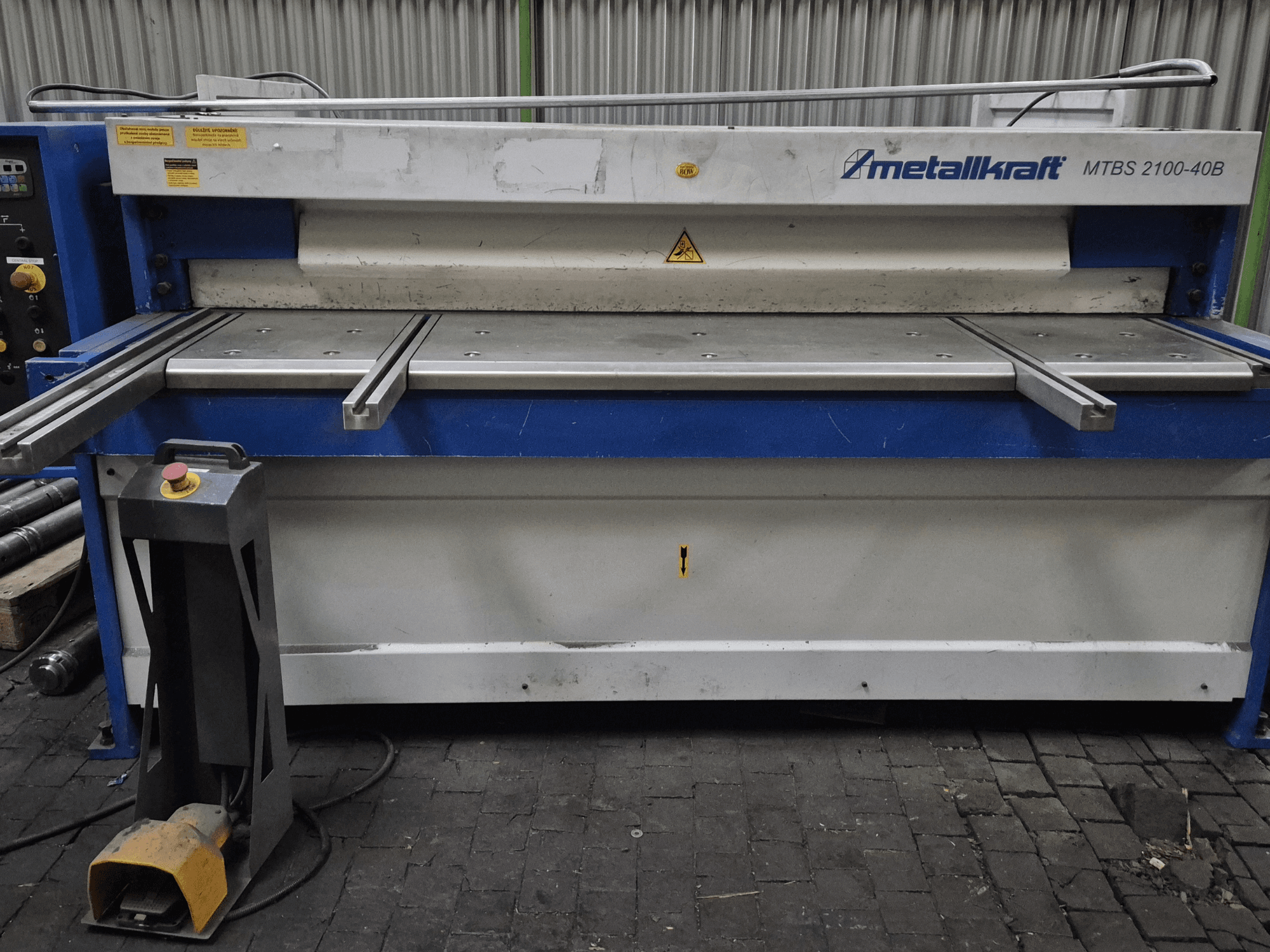 CNC snijmachine Metallkraft MTBS 2100-40B, vooraanzicht met bedieningspaneel en snijtafel met veiligheidsfuncties.
