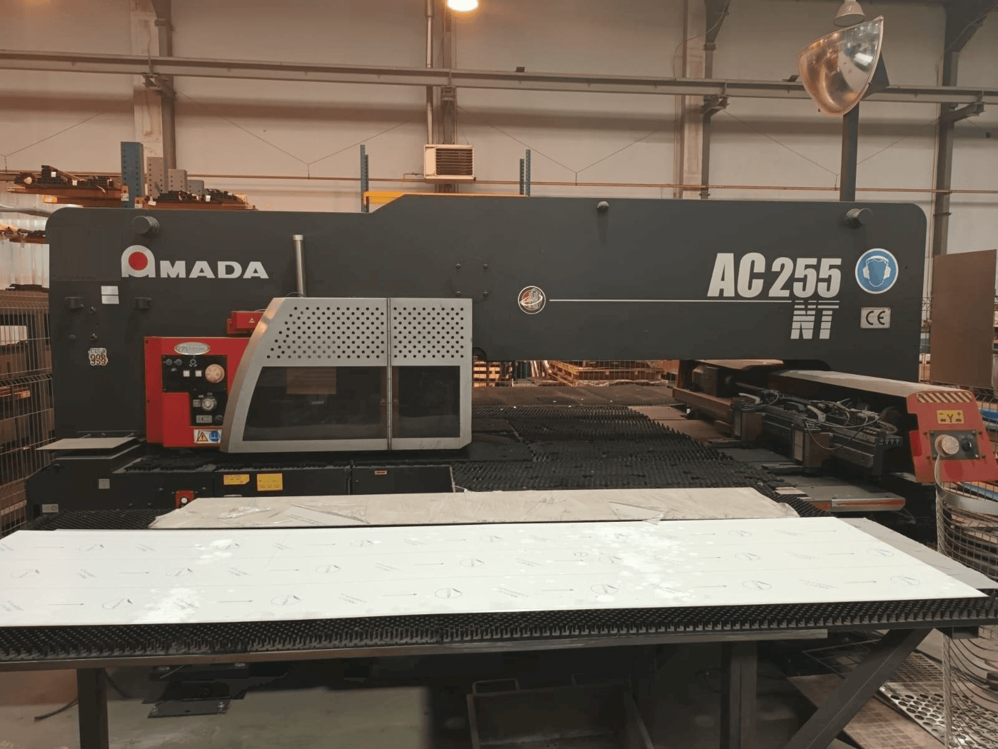 Vooraanzicht van AMADA AC 255 NT machine
