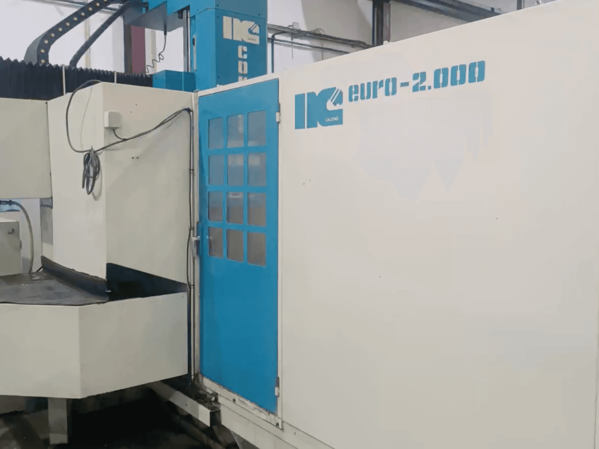 Industriële machine van IK, model Euro-2000, gezien vanaf de voorkant, met een groot freesbed en bedieningspaneel.