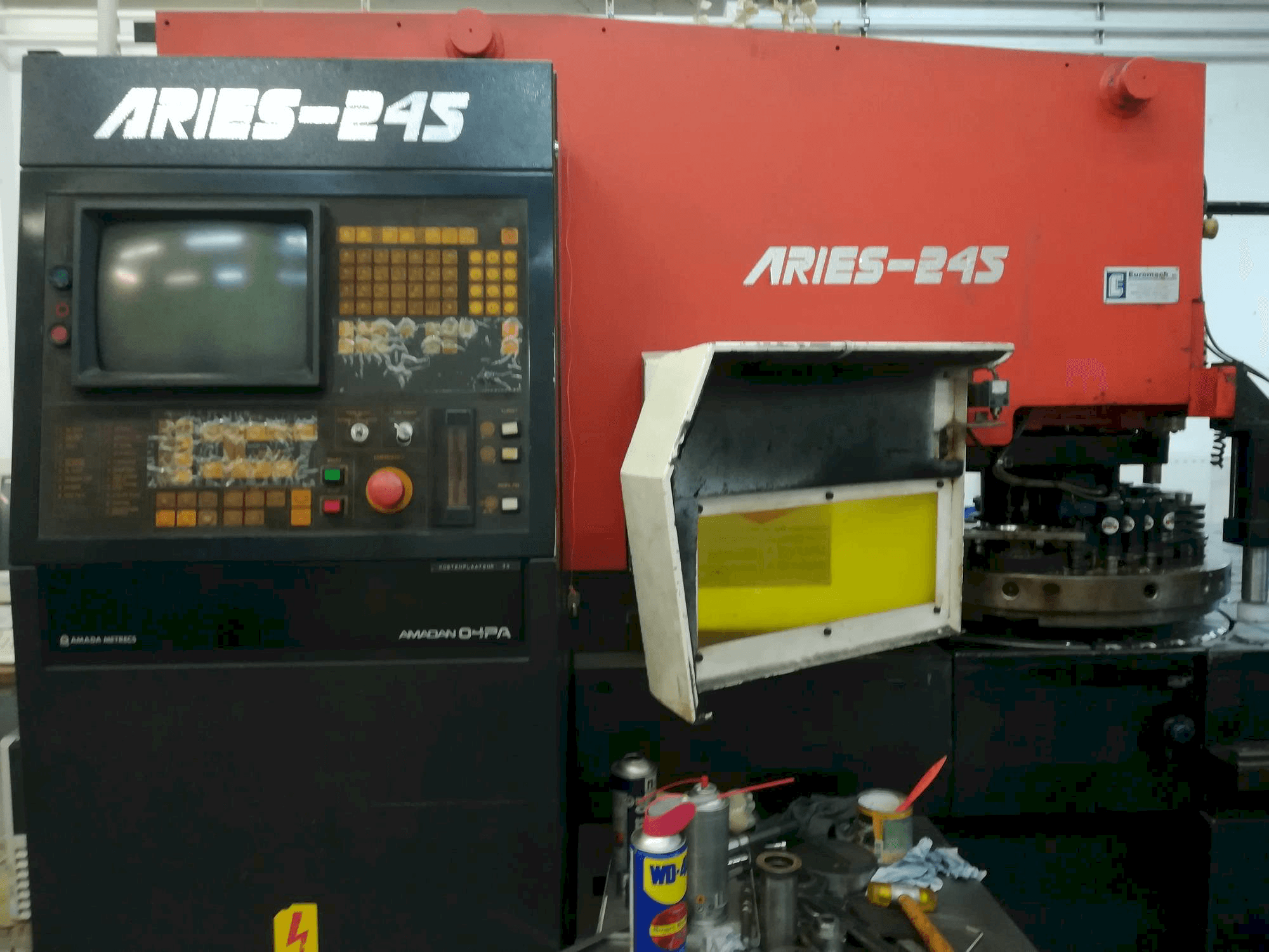 Vooraanzicht van AMADA Aries 245 20Ton machine