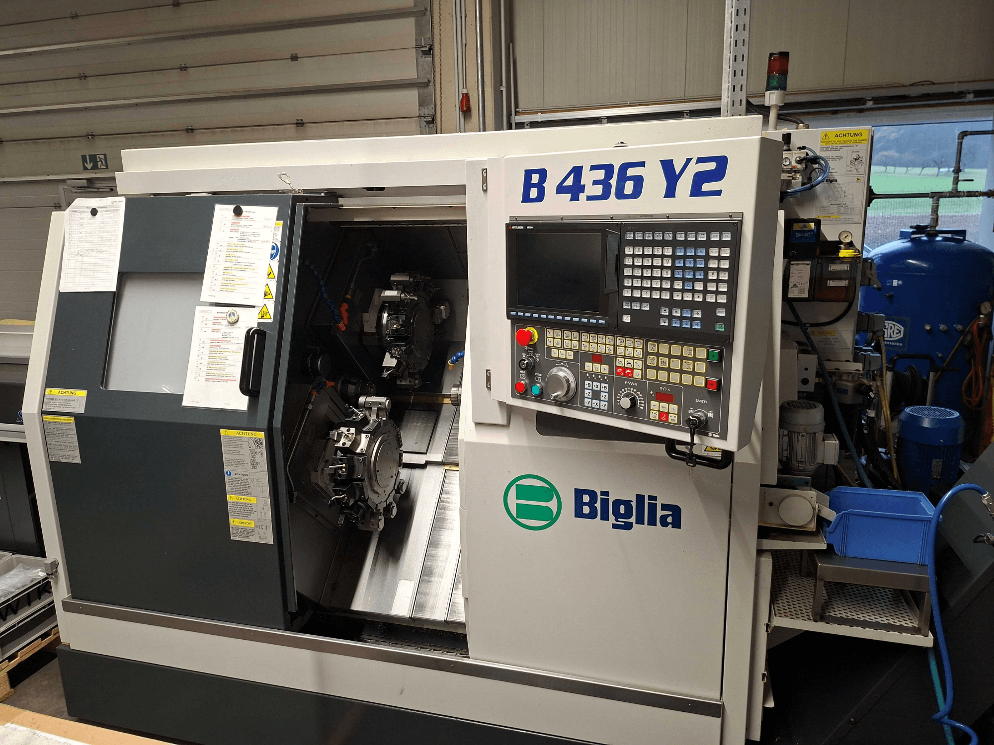 Biglia B 436 Y2 CNC draaibank in zijaanzicht, met dubbele spindels en bedieningspaneel met knoppen en display voor bewerkingen.