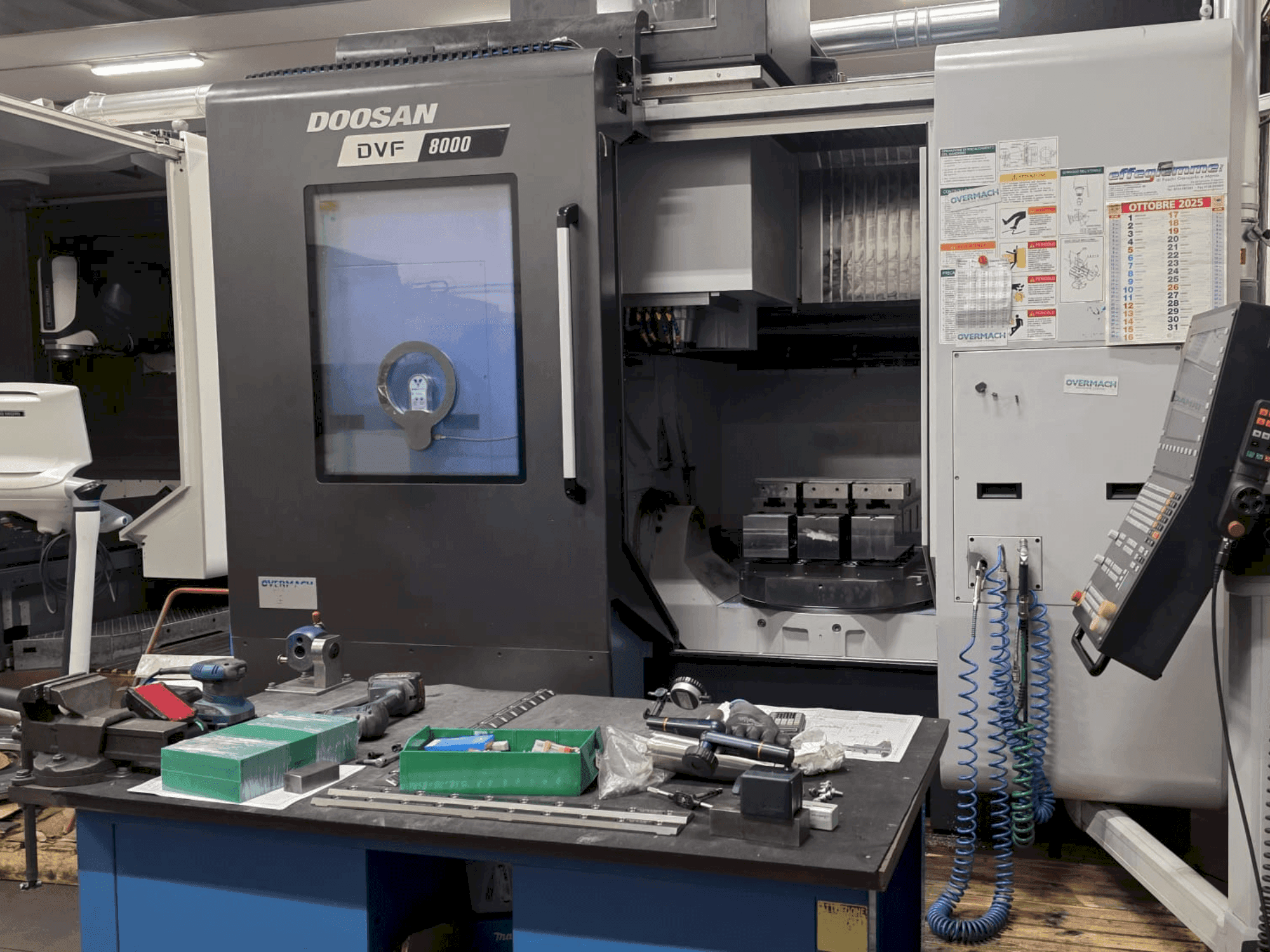 Vooraanzicht van DOOSAN DVF 8000 machine