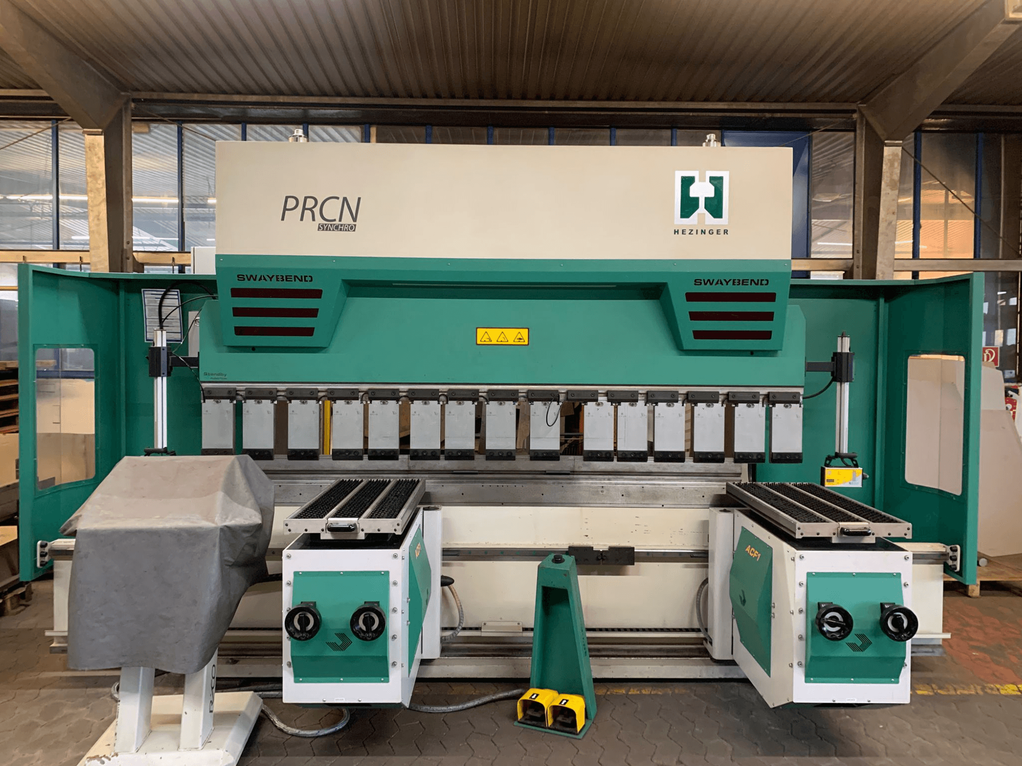 Kantpers PRCN Synchro 30135, vooraanzicht, met zichtbare SwayBend en bedieningspaneel, in een werkplaatsomgeving.