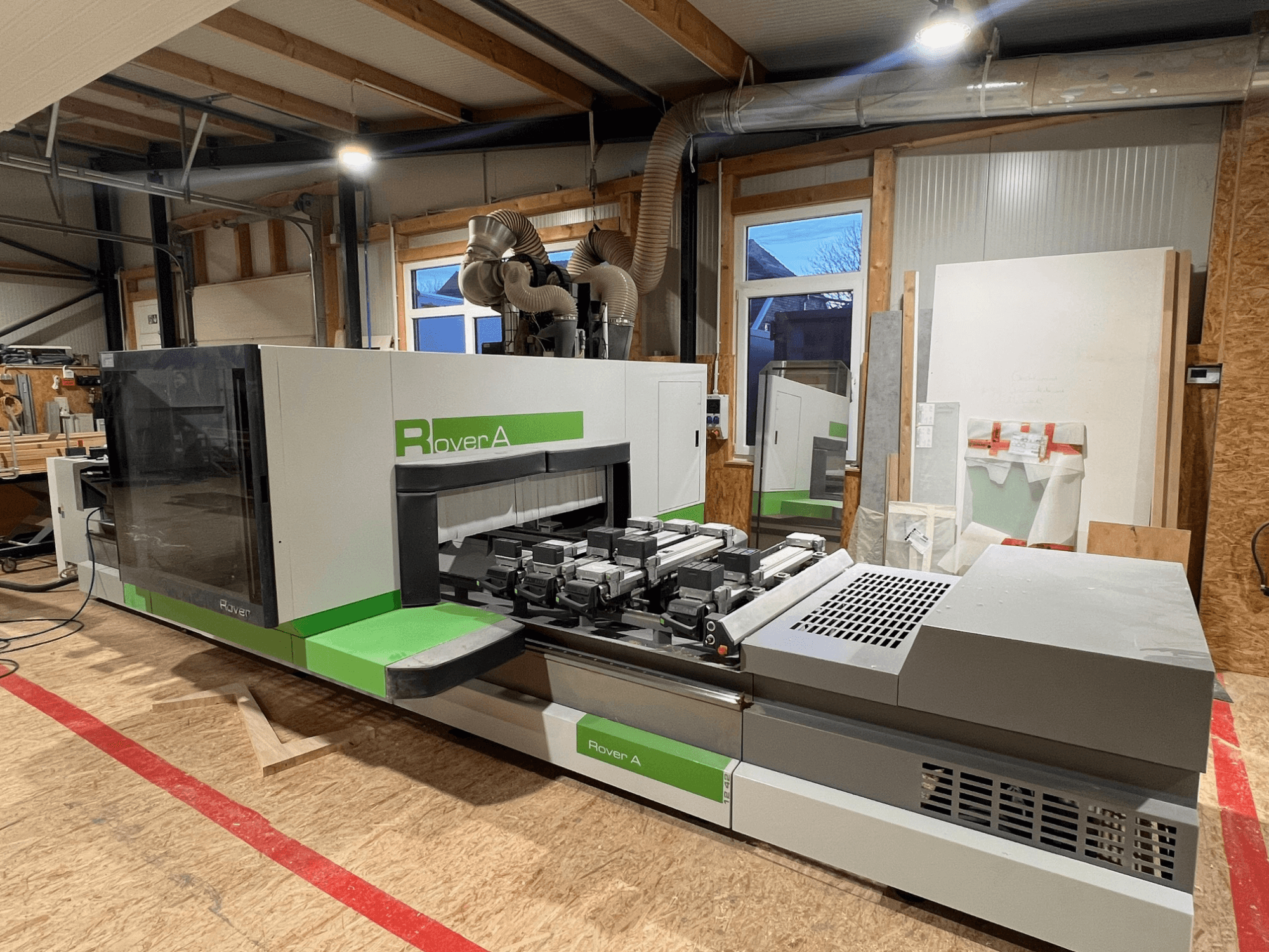 BIESSE Rover A 1242 CNC houtbewerkingscentrum, vooraanzicht met bedieningspaneel en snijgedeelte in een werkplaats.