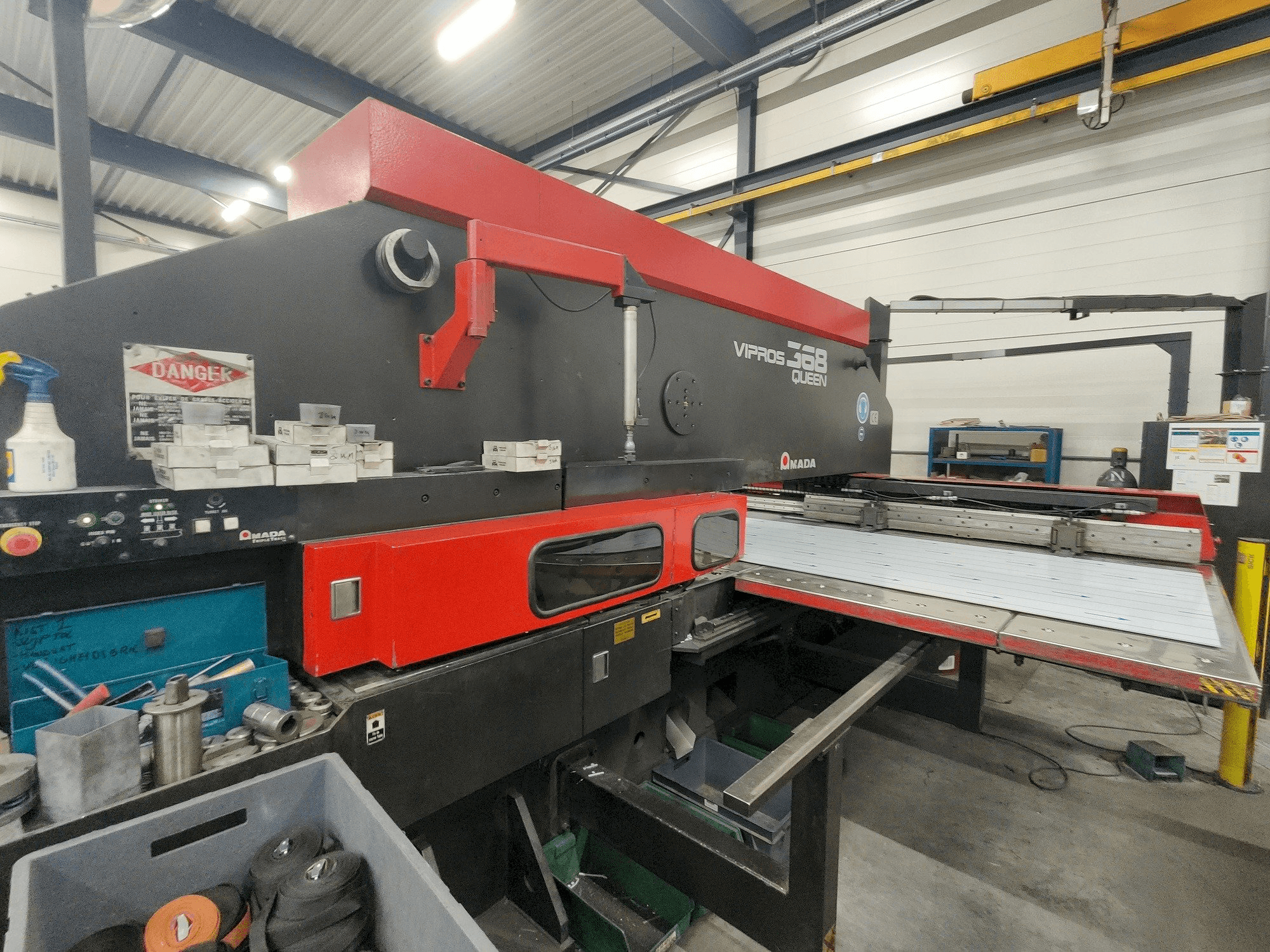 Vooraanzicht van AMADA Vipros 357 Queen machine