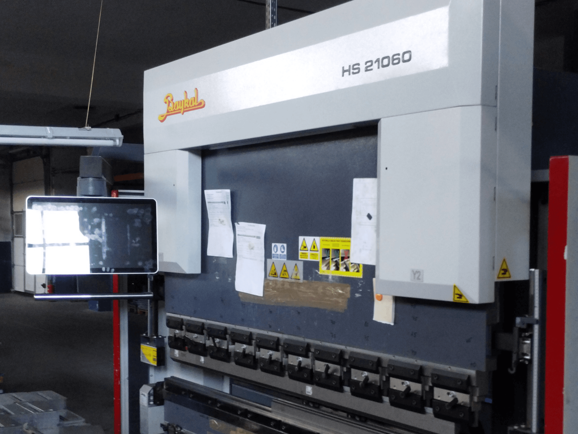 Baykal APHS 21060 kantpers, vooraanzicht, met bedieningsdisplay, veiligheidswaarschuwingen en gereedschap voor het buigen van metaal.