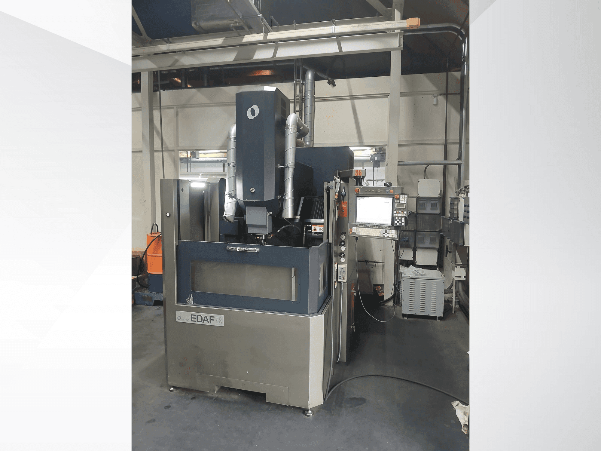 Vooraanzicht van Makino EDAF3 machine