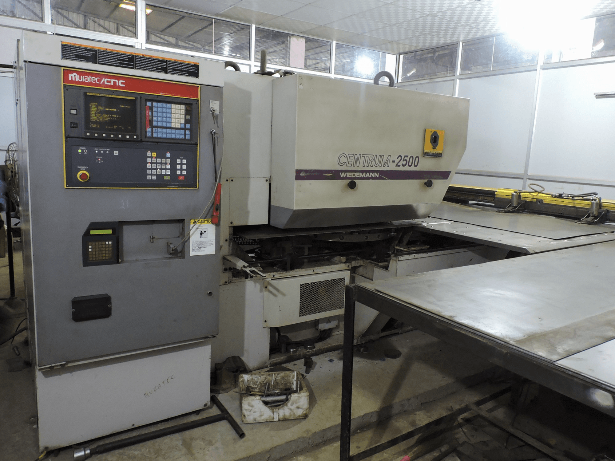 Links zicht van Murata Wiedemann C-2500 machine