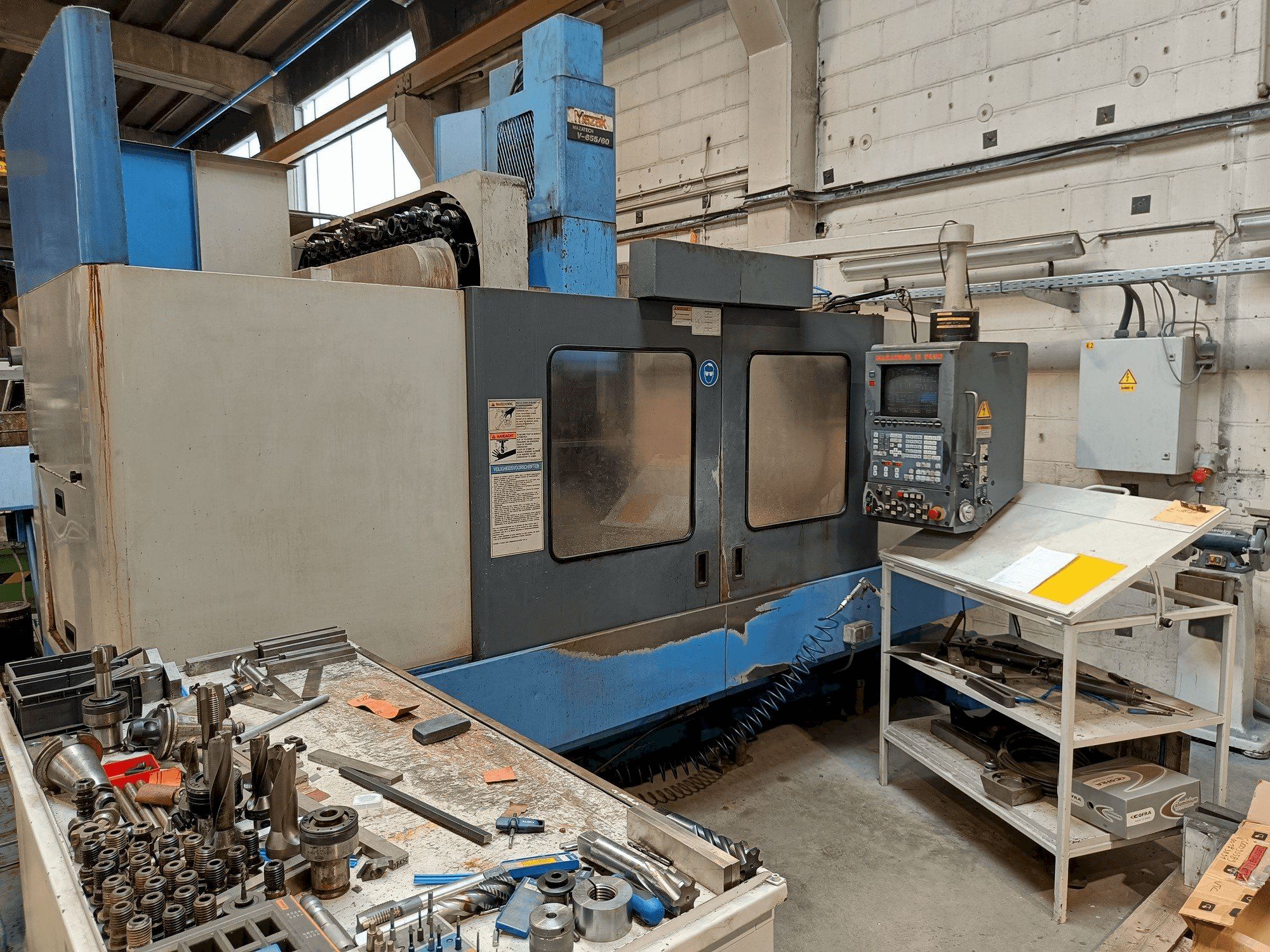 Vooraanzicht van Mazak MTV655/60 machine