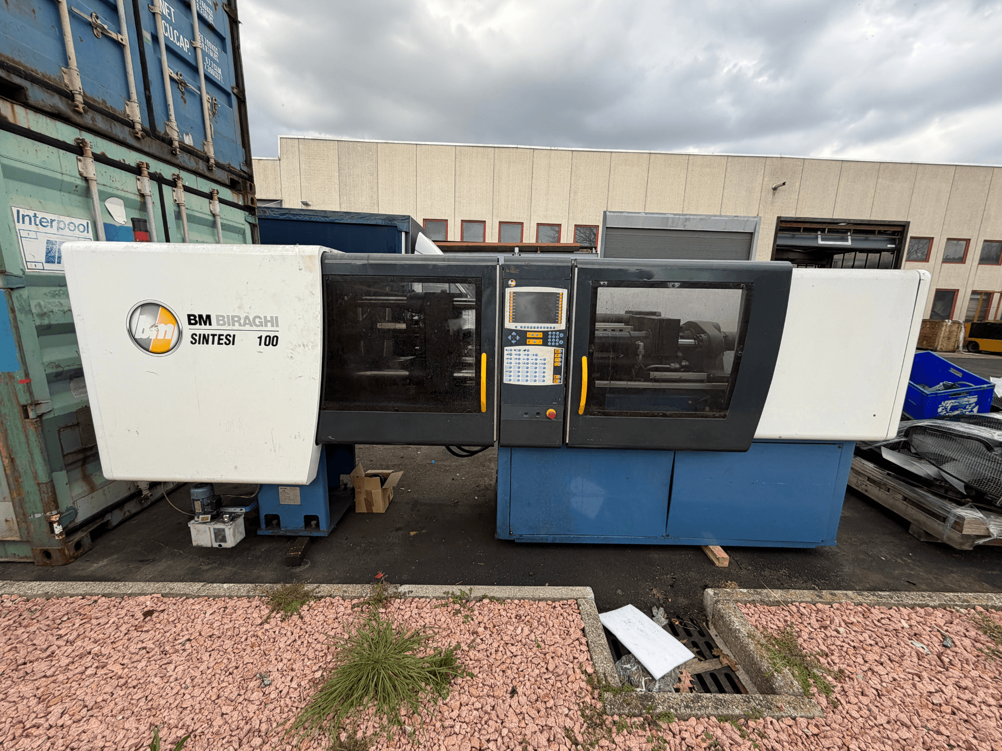 Negri Bossi BM BIRAGHI SINTESI 100 hydraulische spuitgietmachine, vooraanzicht, toont het bedieningspaneel en de operationele ontwerpkenmerken.