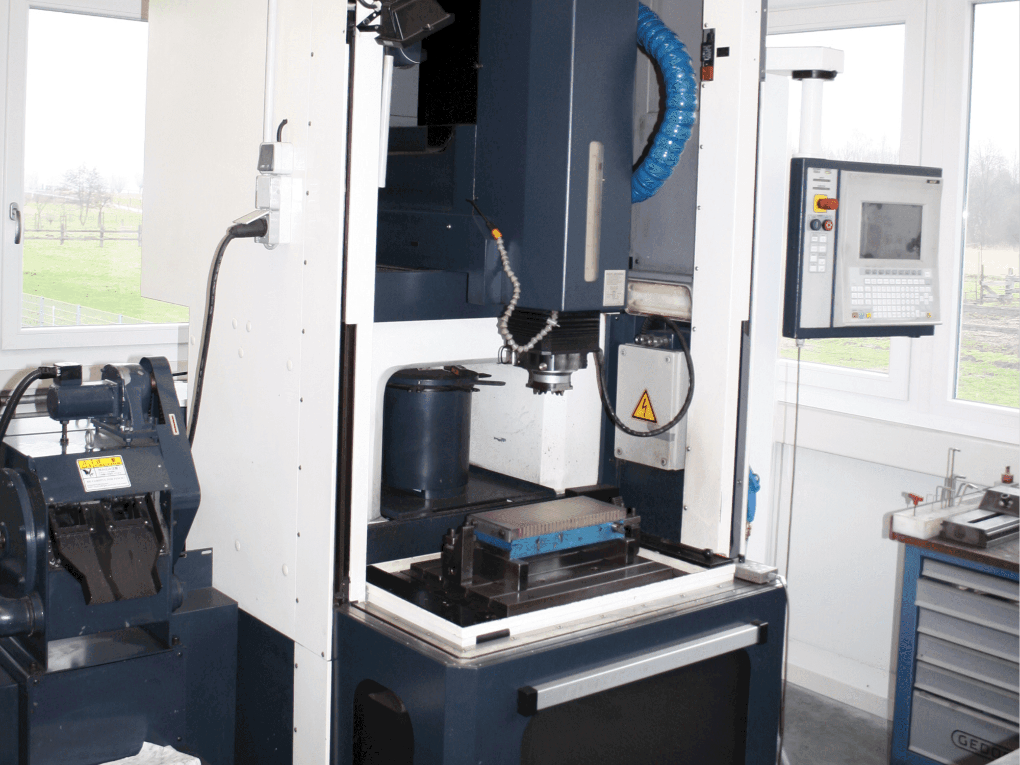 Vooraanzicht van Makino EDNC 30 machine