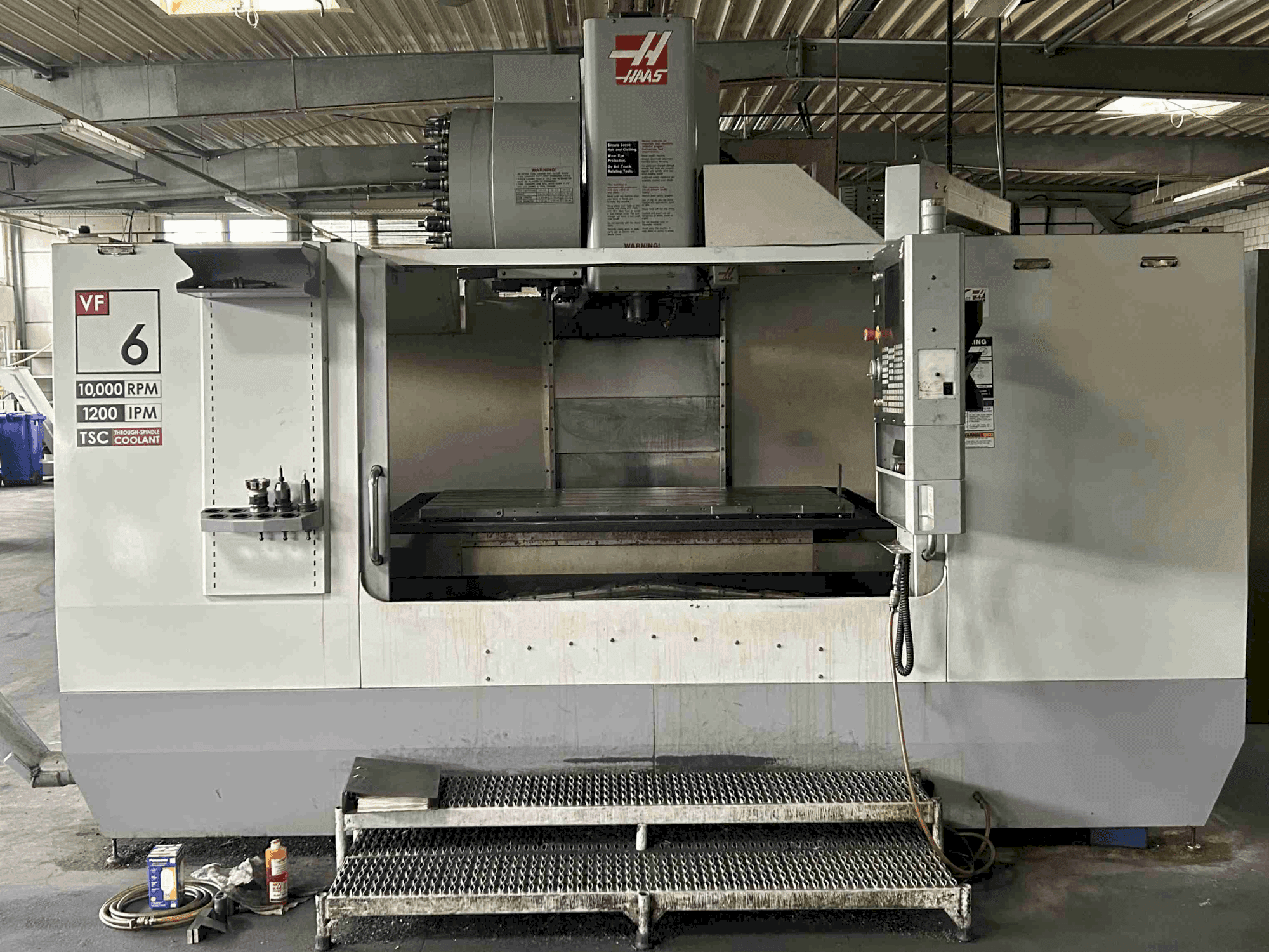Vooraanzicht van HAAS VF 6 BHE machine