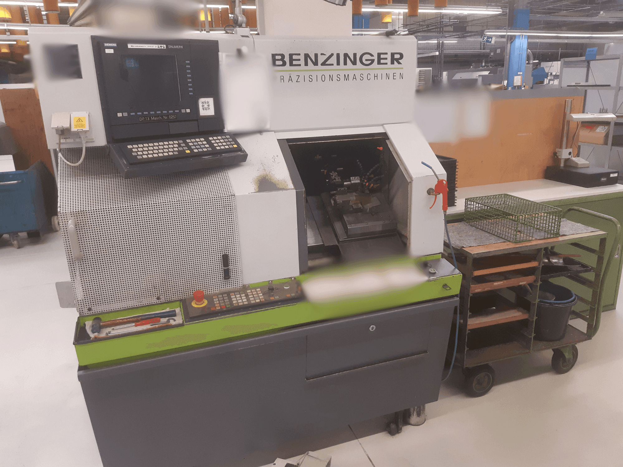 Vooraanzicht van Benzinger TNC-L machine