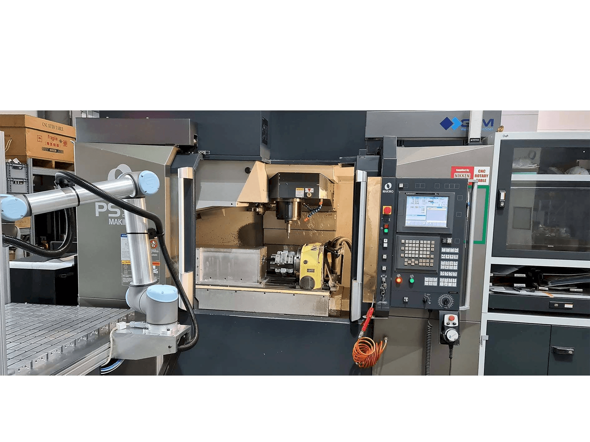 Vooraanzicht van Makino PS95 machine