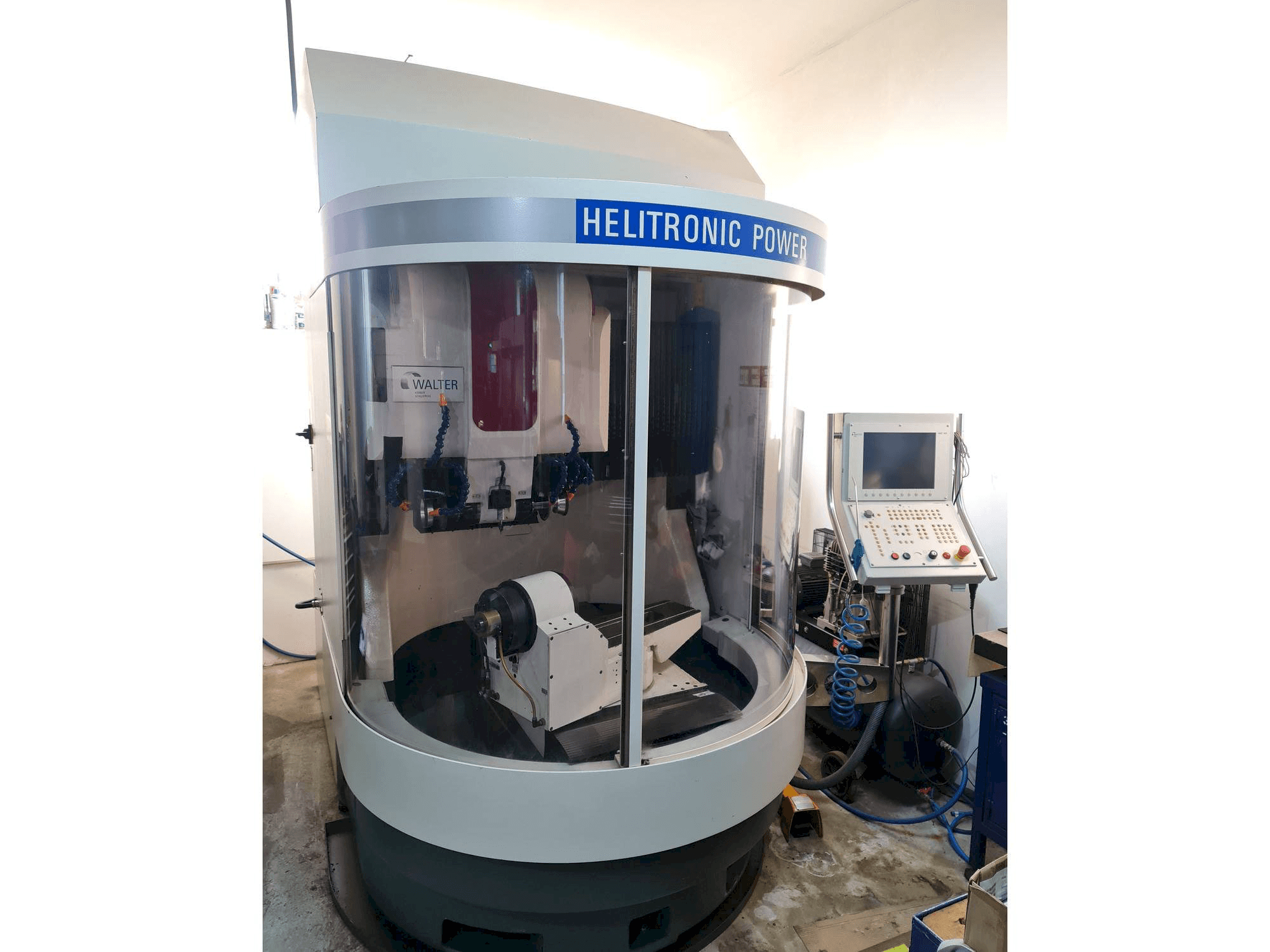 Vooraanzicht van Walter HELITRONIC POWER machine