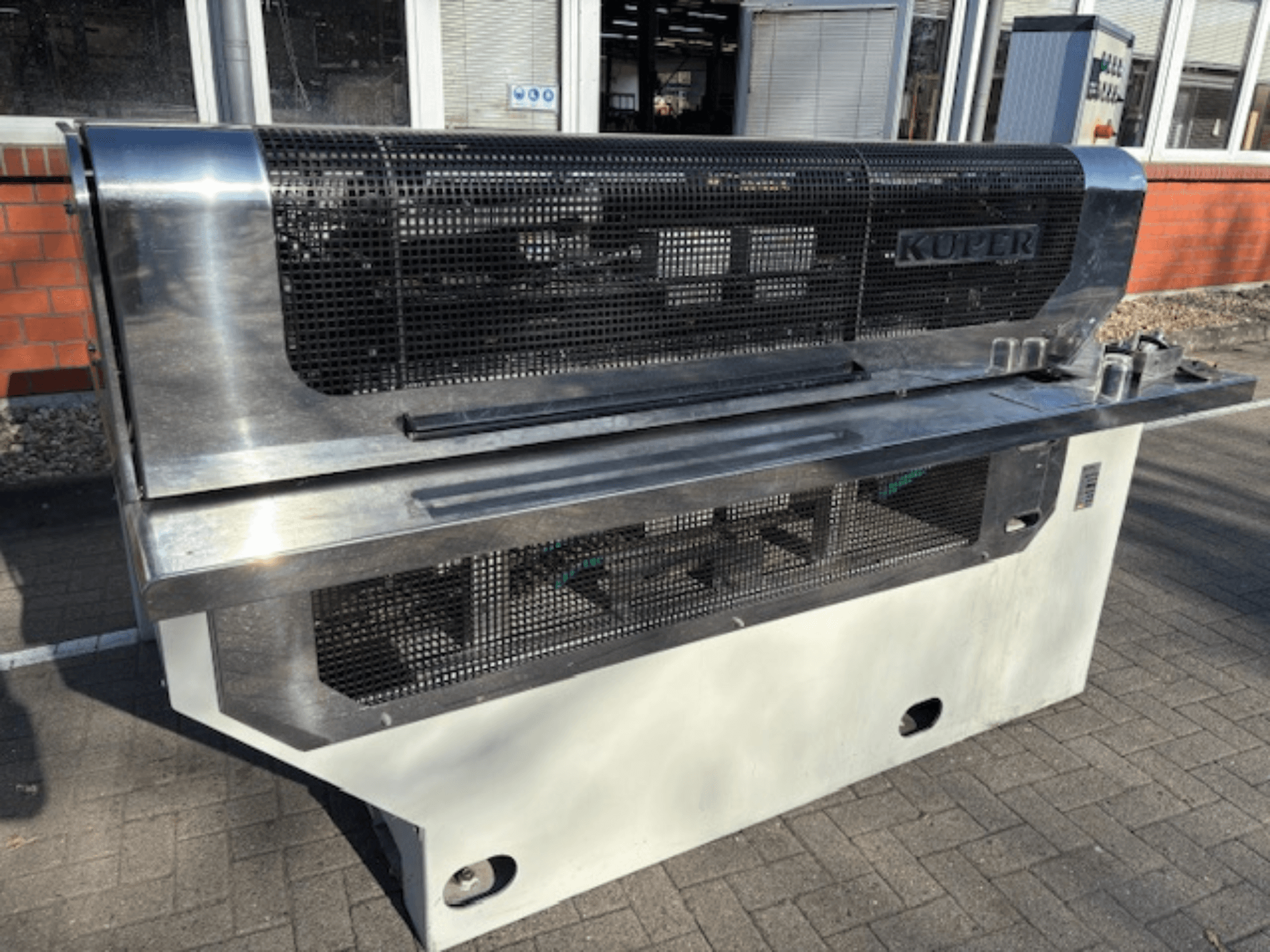 KUPER FLI fineer guillotine, vooraanzicht, met een roestvrijstalen behuizing en beschermgaas voor veilig gebruik.