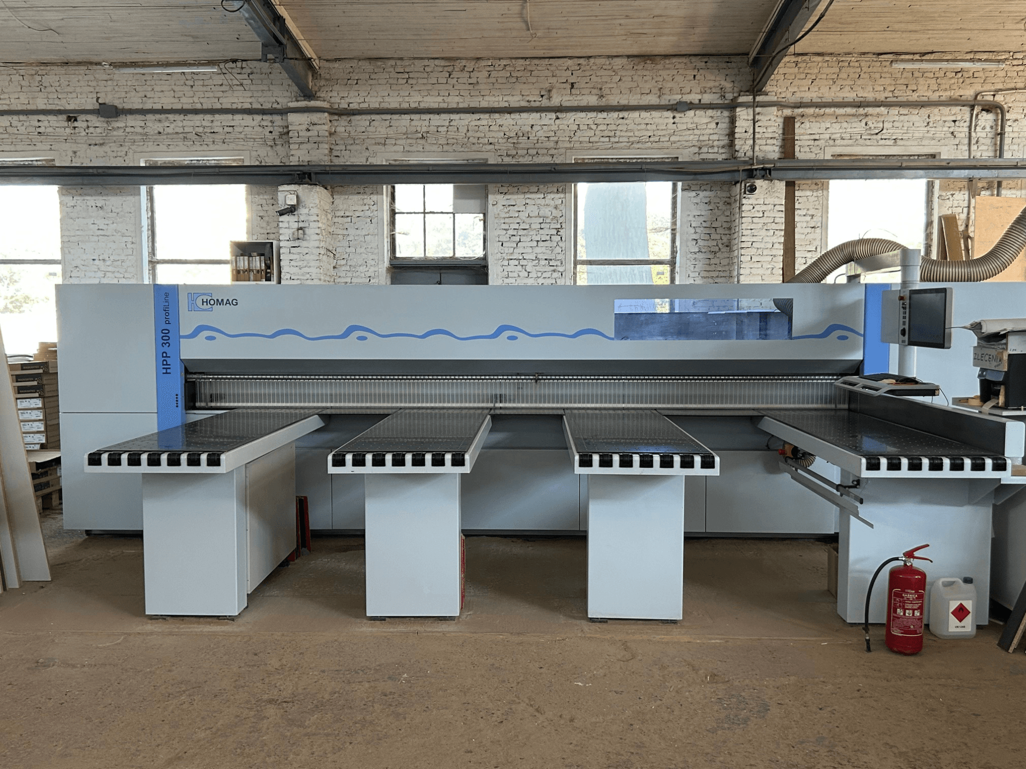 HOMAG PROFI HPP 300 paneelzaag, vooraanzicht, voorzien van twee steuntafels en een digitaal display voor nauwkeurig zagen.