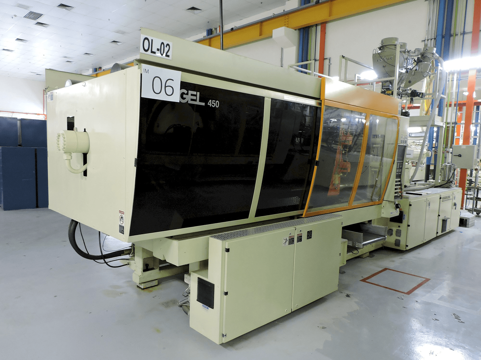 Links zicht van ENGEL ES 600/450 machine