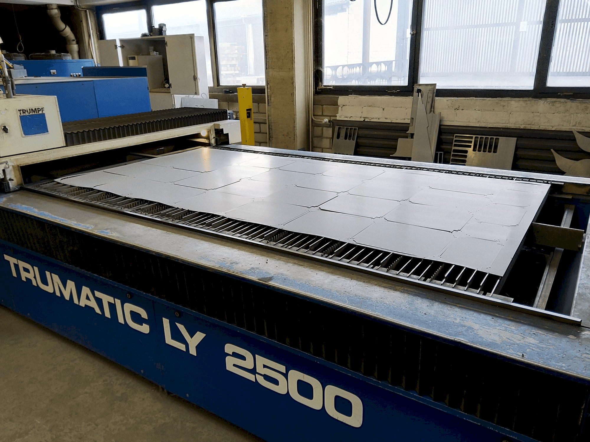 Vooraanzicht van Trumpf Trumatic LY2500 machine