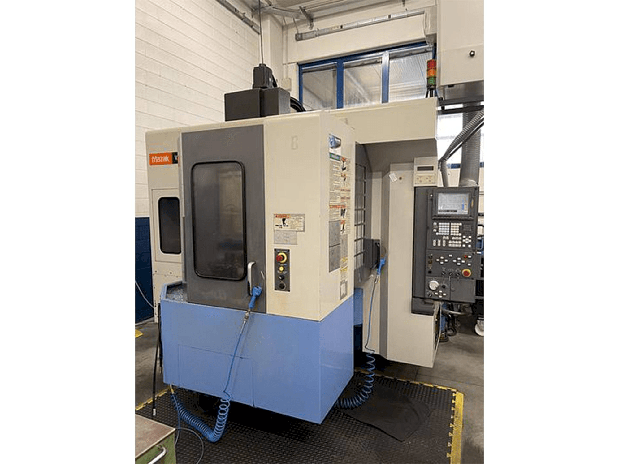 Vooraanzicht van Mazak Variaxis 500-5X machine