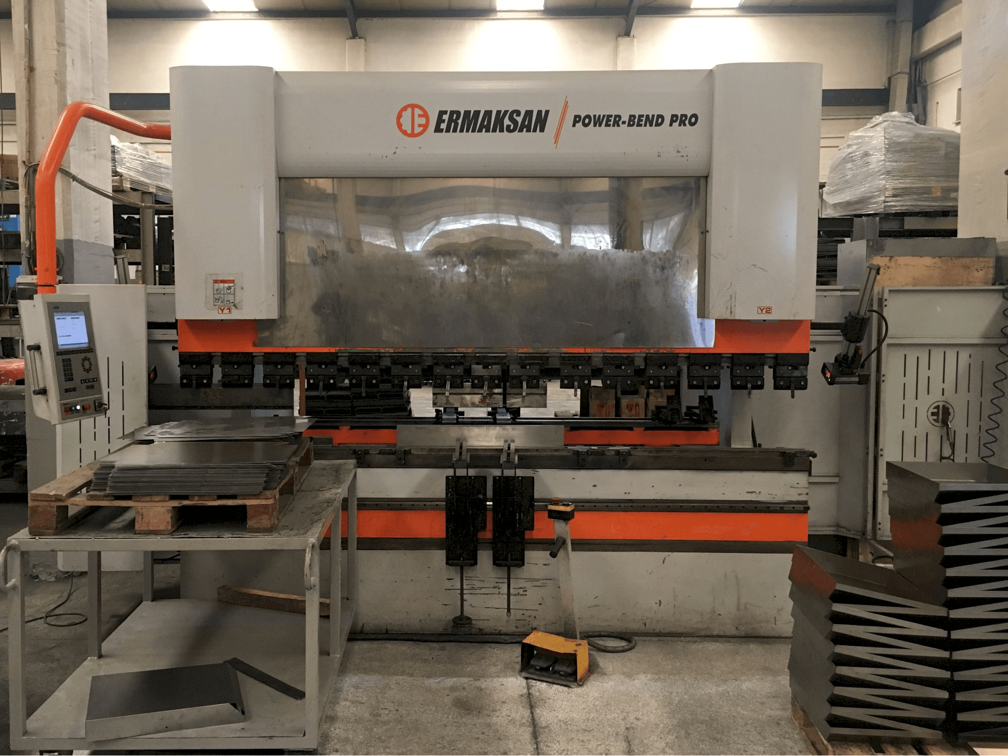 Vooraanzicht van ERMAKSAN POWER-BEND PRO 3100x220 machine