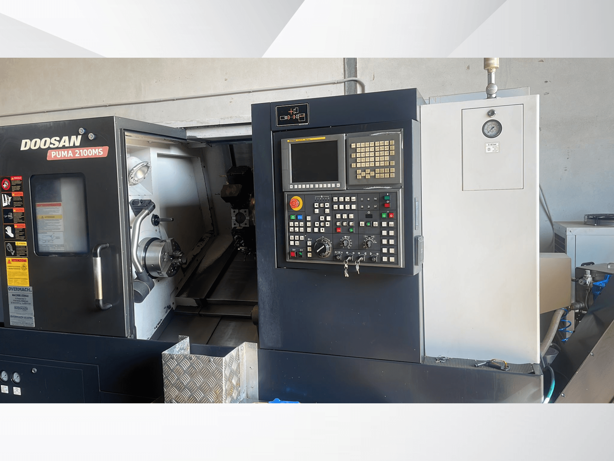 VOORAANZICHT van de DOOSAN PUMA 2100MS horizontale draaimachine, met daarop het bedieningspaneel, de spil en de snijgereedschappen in de bewerkingskamer.