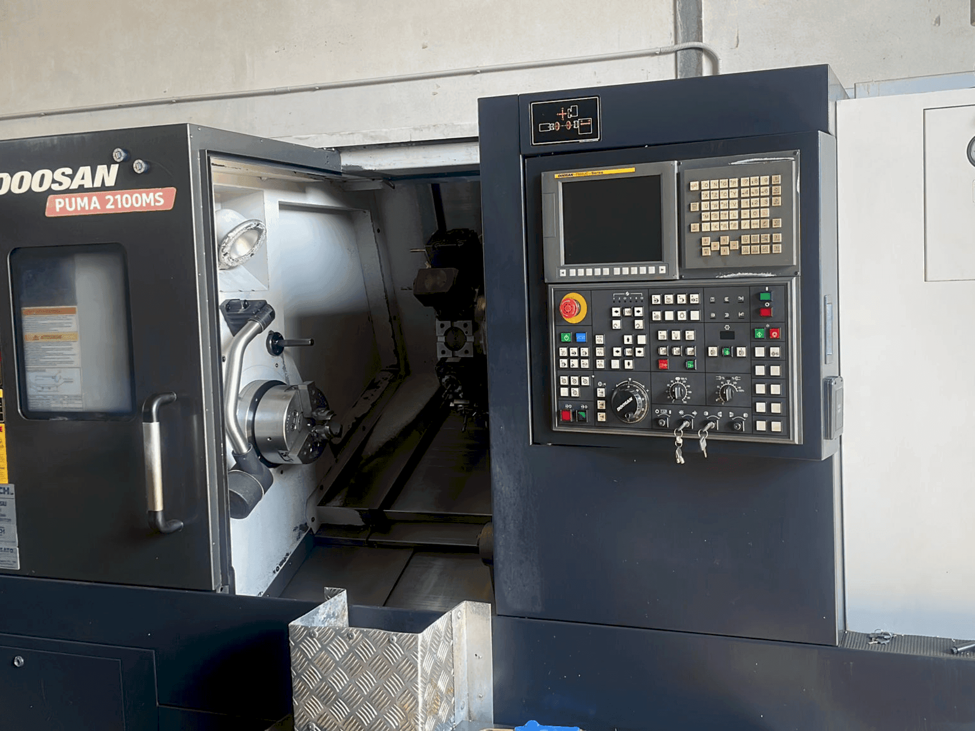 Vooraanzicht van DOOSAN PUMA 2100MS machine