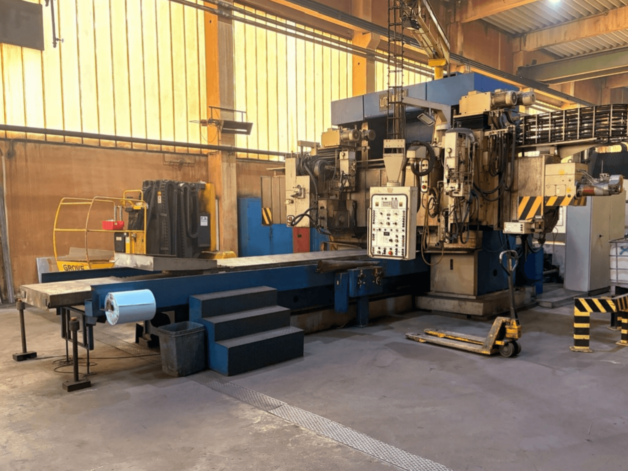 WMW-Heckert SZ10-10-03 vlakslijpmachine in fabrieksinstelling; zijaanzicht met bedieningspaneel en werktafel.
