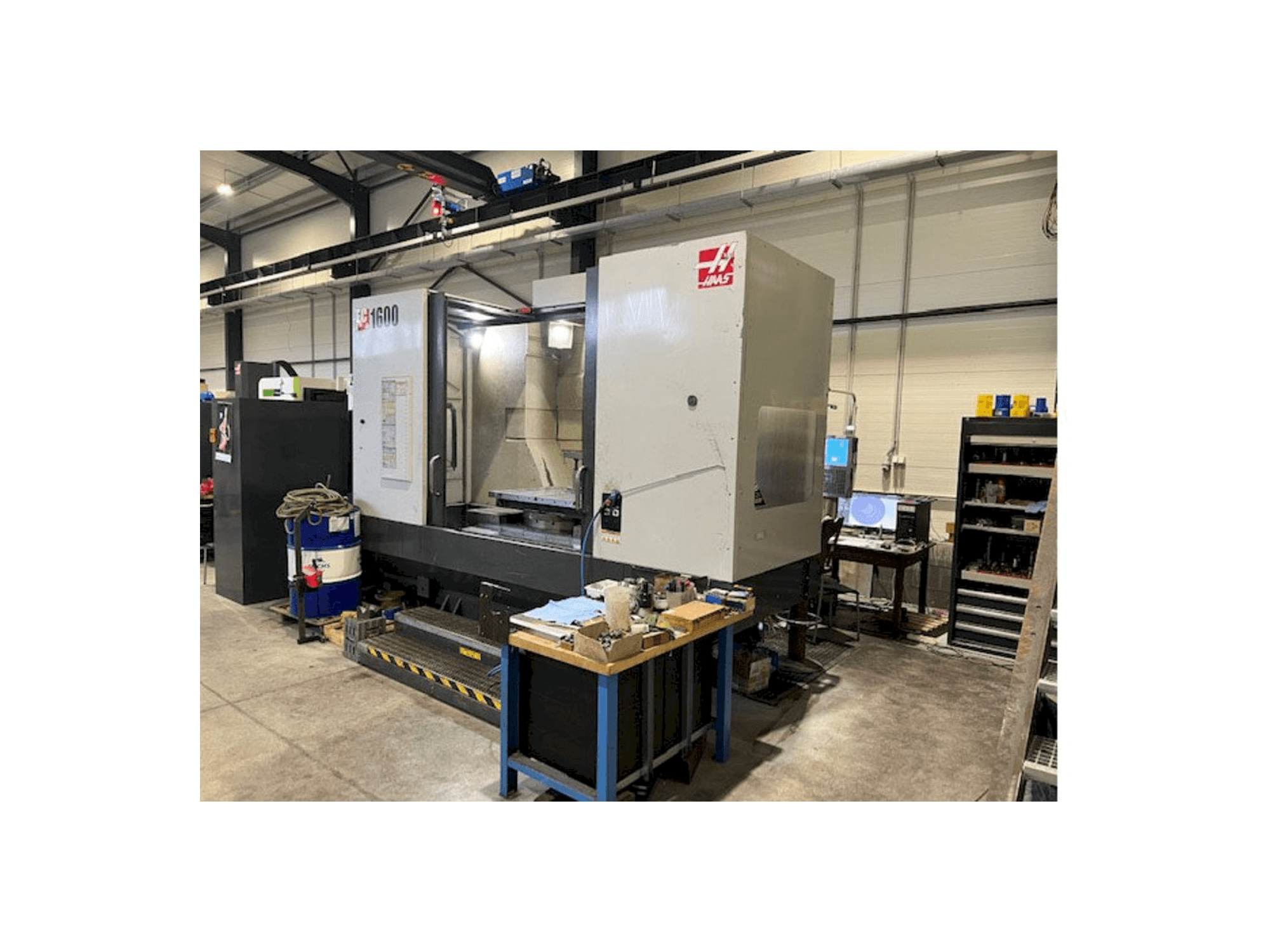 Vooraanzicht van HAAS EC-1600 machine